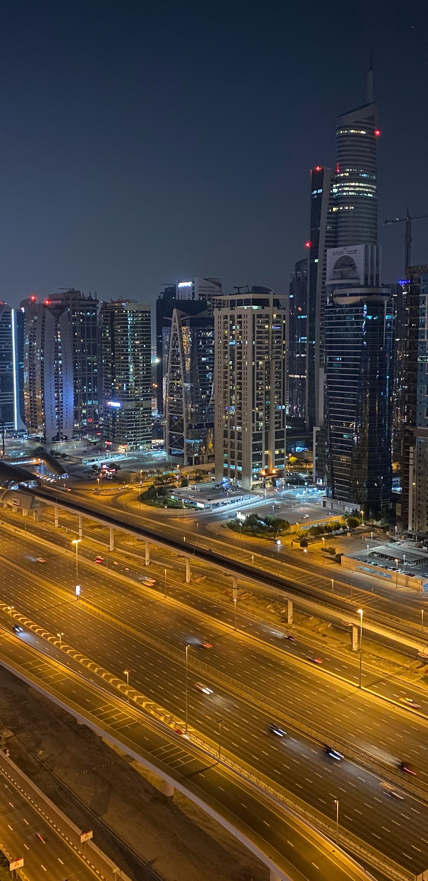 Обои ночь, дорога, городской район, метрополия, город в разрешении 1440x2960