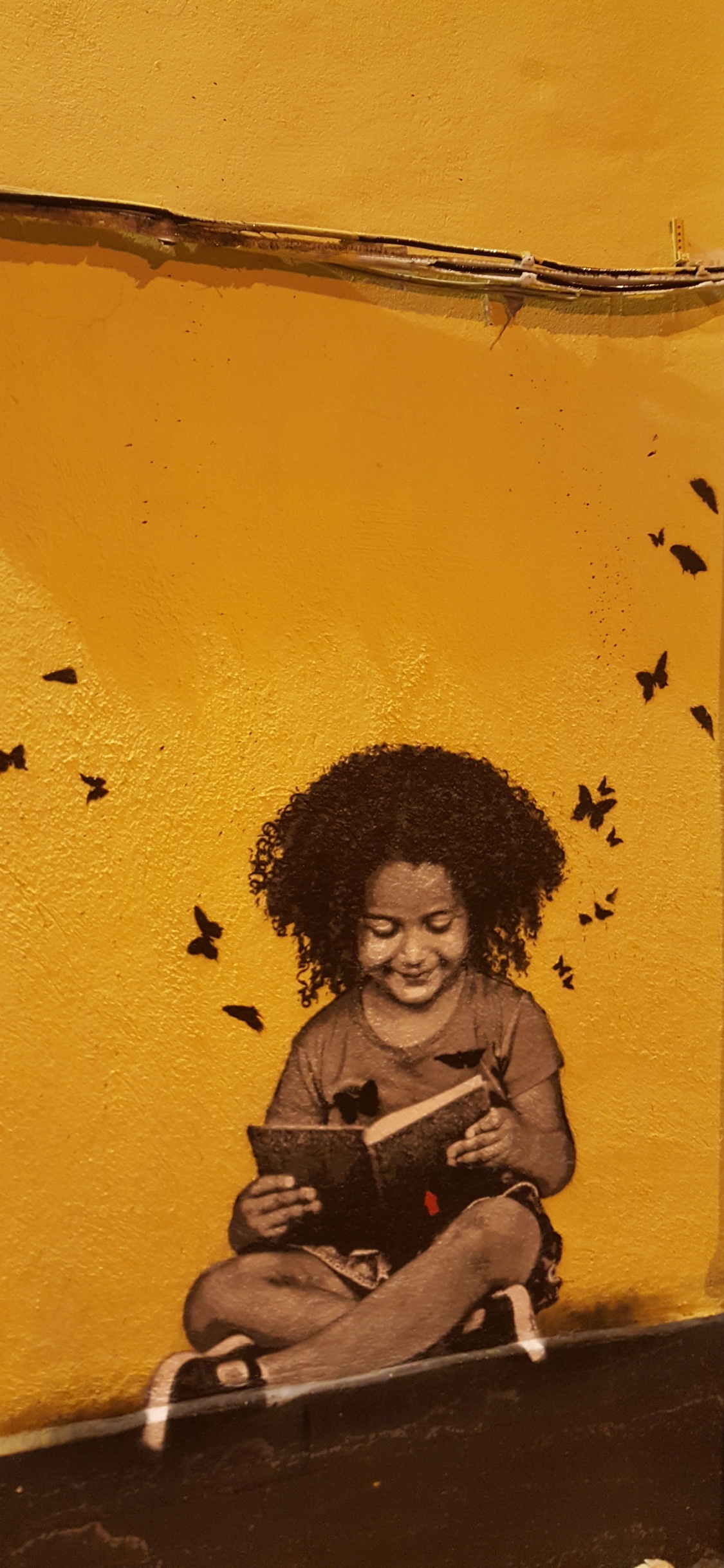 Обои граффити, уличное искусство, желтый, стена, полутона и оттенки в разрешении 1125x2436