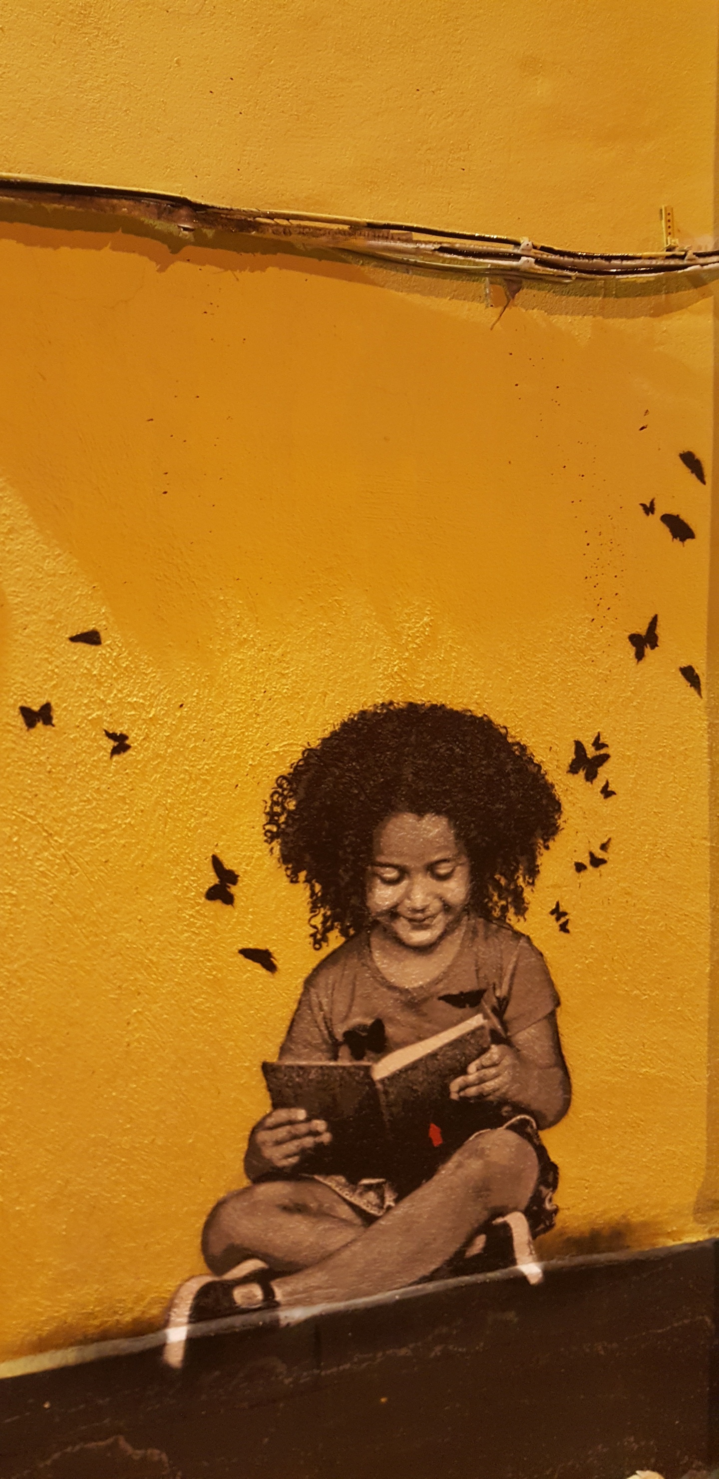 Обои граффити, уличное искусство, желтый, стена, полутона и оттенки в разрешении 1440x2960