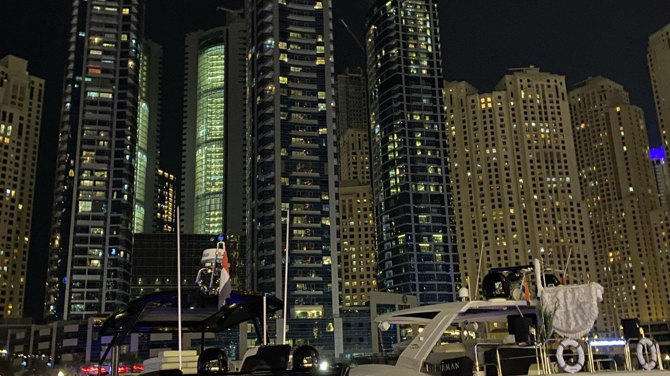 Обои Король, небоскреб, башня, ночь, метрополия в разрешении 1366x768