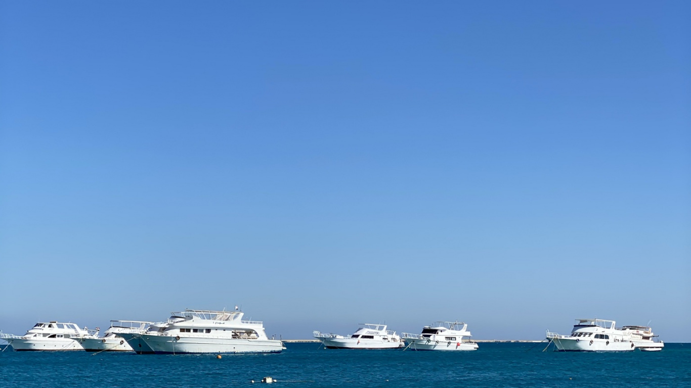 Обои море, вода, лодка, облако, судно в разрешении 1366x768