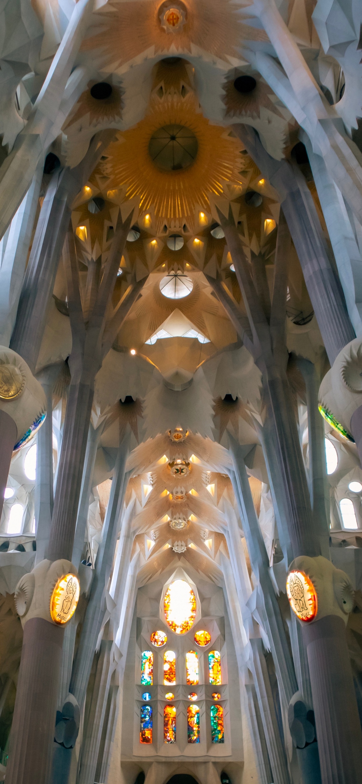 Обои Собор Sagrada Famlia, Ла Саграда Фамилиа, архитектура, место поклонения, святое место в разрешении 1242x2688