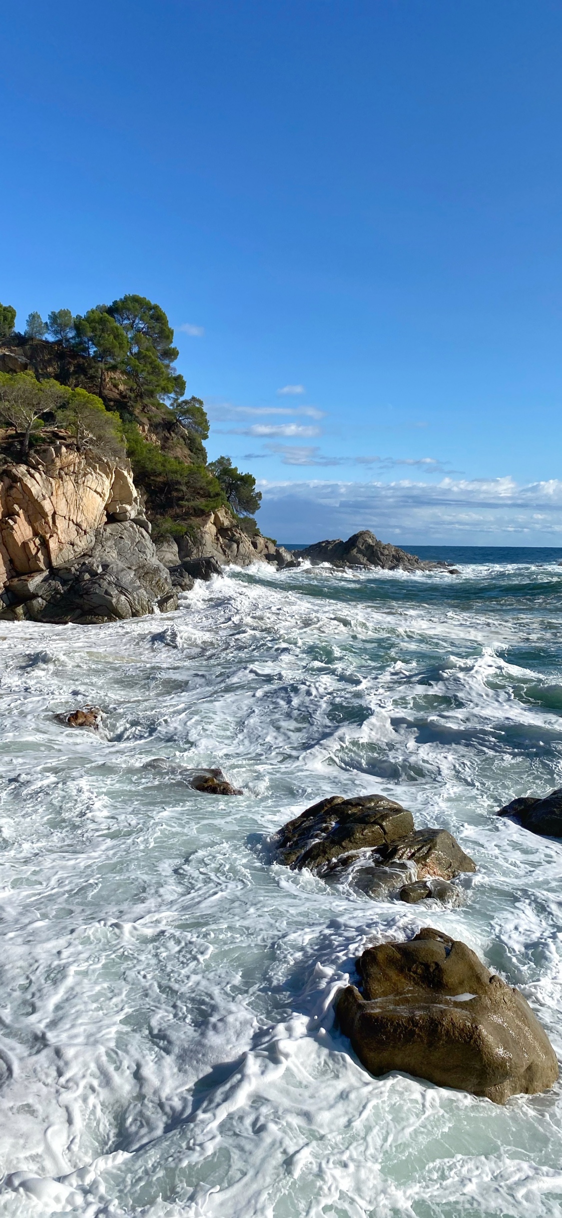 Обои море, водоем, рок, вода, природный ландшафт в разрешении 1125x2436