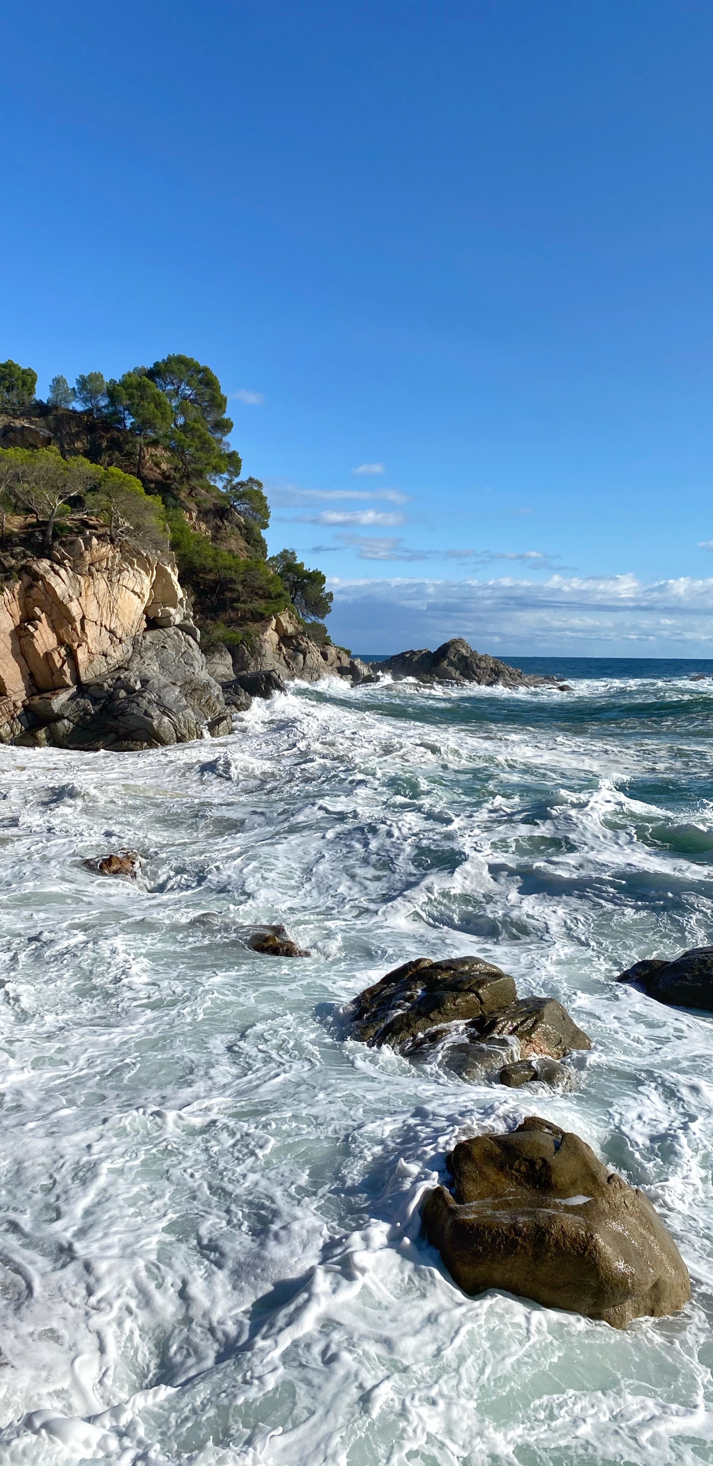 Обои море, водоем, рок, вода, природный ландшафт в разрешении 1440x2960