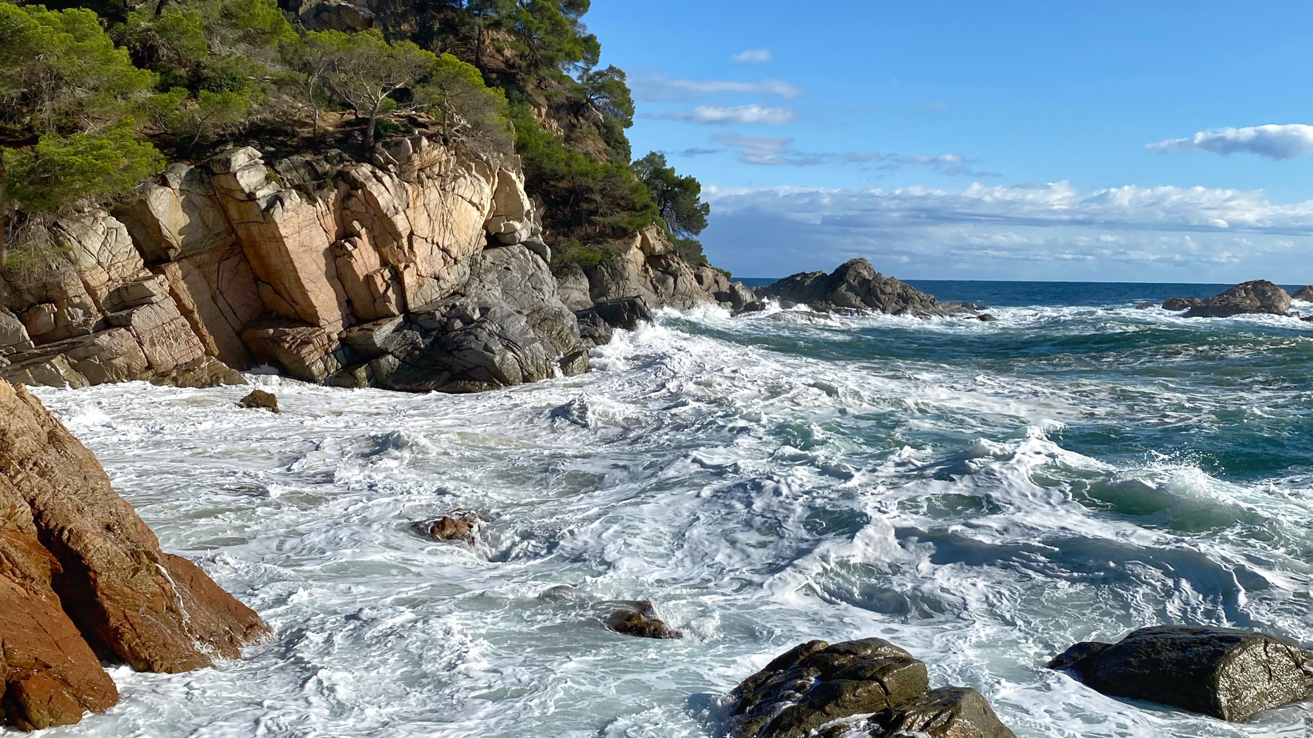 Обои море, водоем, рок, вода, природный ландшафт в разрешении 2560x1440