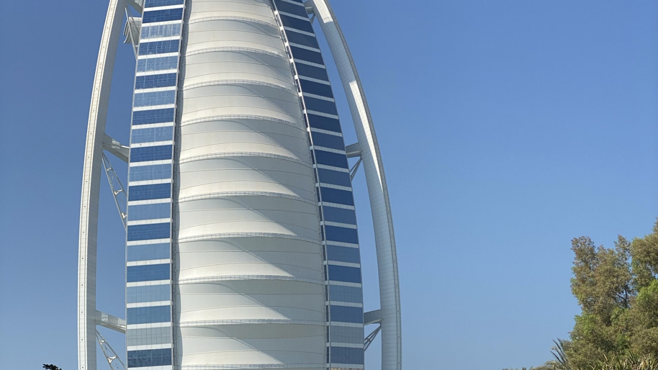 Обои Дубай, Бурдж Аль араб, высотное здание, дорога, дневное время в разрешении 1280x720