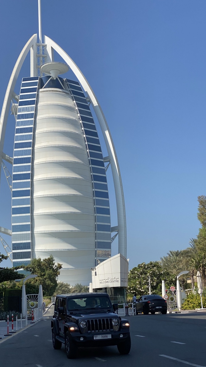 Обои Дубай, Бурдж Аль араб, высотное здание, дорога, дневное время в разрешении 720x1280