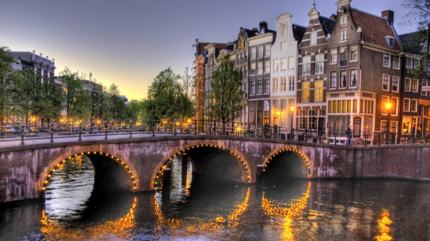 Обои отражение, вода, водный путь, ночь, городок в разрешении 1366x768