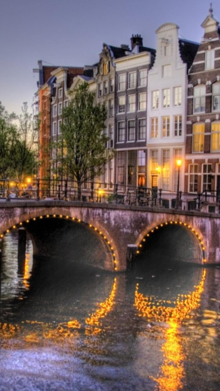 Обои отражение, вода, водный путь, ночь, городок в разрешении 750x1334