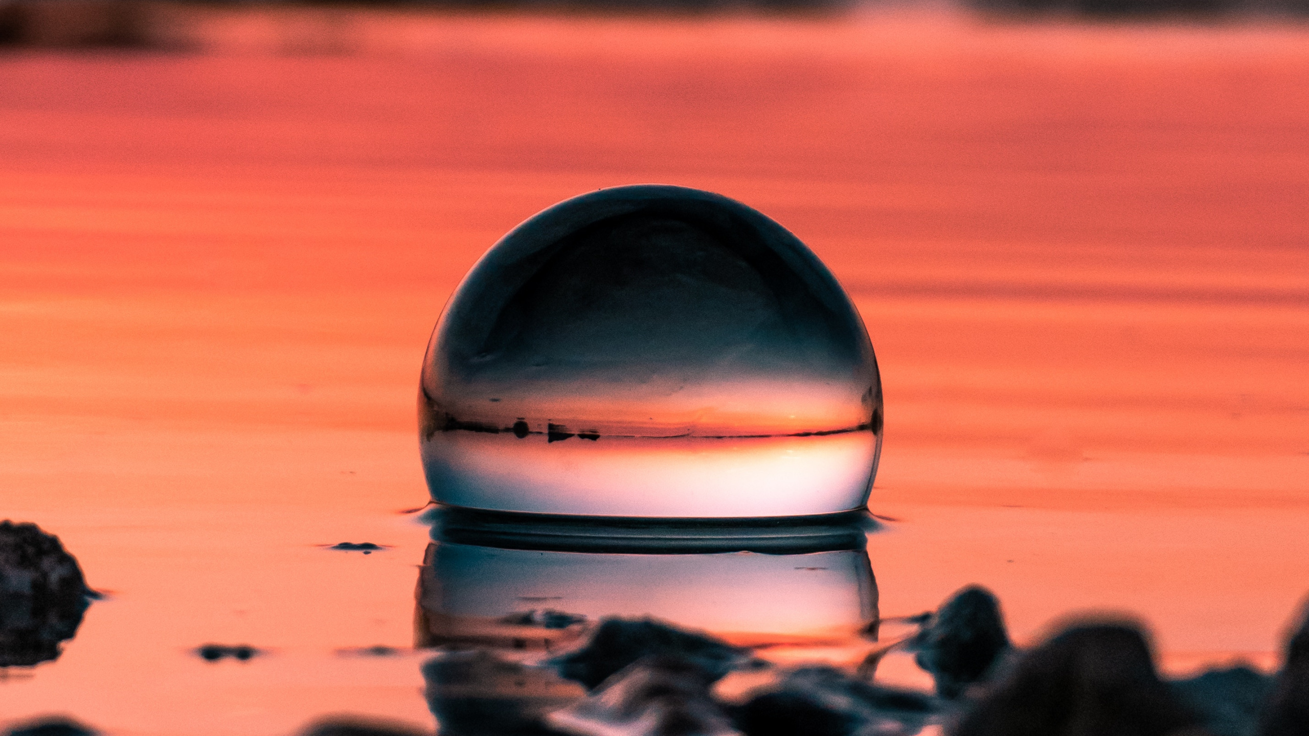 Обои вода, закат, красный цвет, горизонт, отражение в разрешении 2560x1440