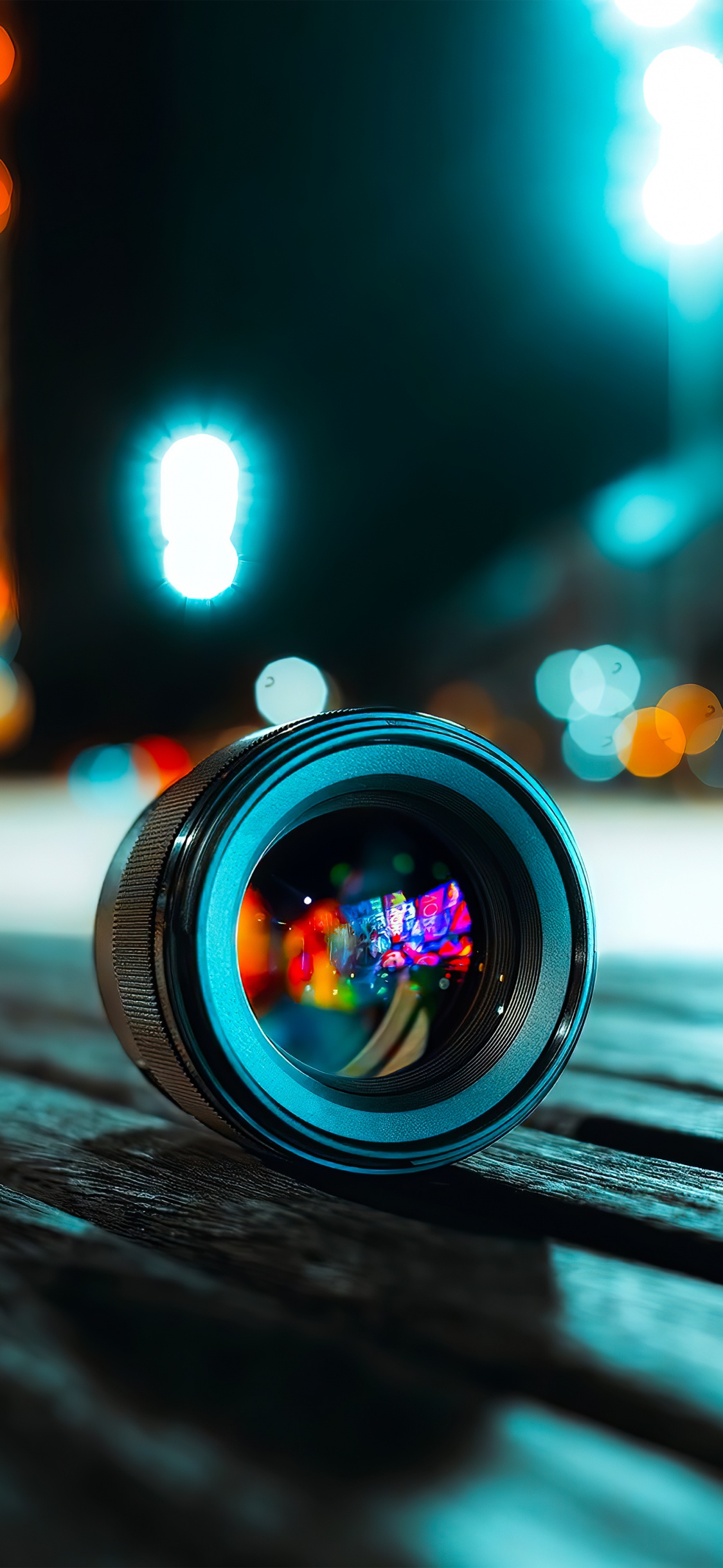 Обои свет, красочность, автомобильное освещение, объектив камеры, оптика камеры в разрешении 1125x2436