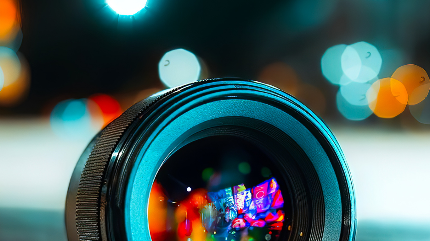 Обои свет, красочность, автомобильное освещение, объектив камеры, оптика камеры в разрешении 1366x768