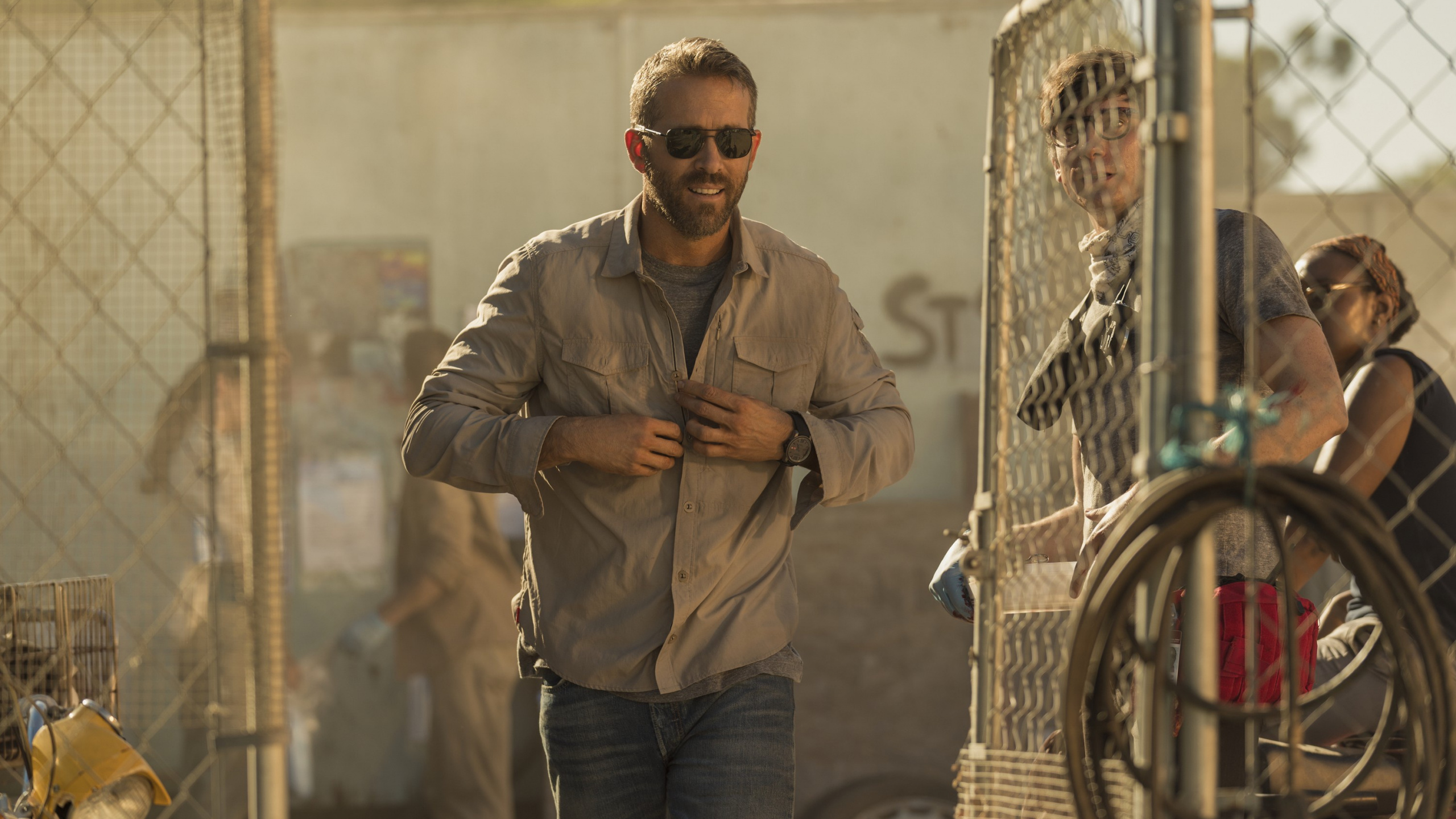 Обои забор, люди, Райан Рейнольдс, очки, Первый в разрешении 2560x1440