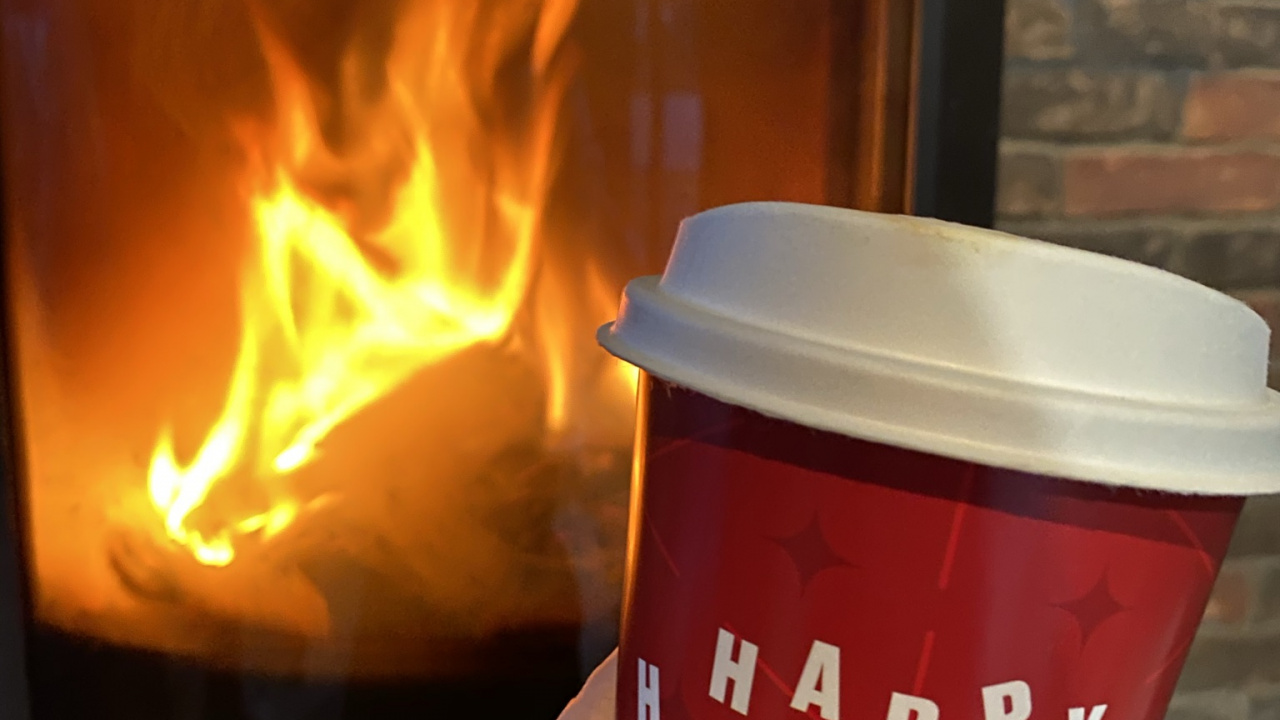 Обои тепло, древесина, палец, синий, освещение в разрешении 1280x720