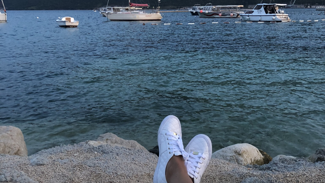 Обои море, лодка, туризм, вода, пляж в разрешении 1366x768