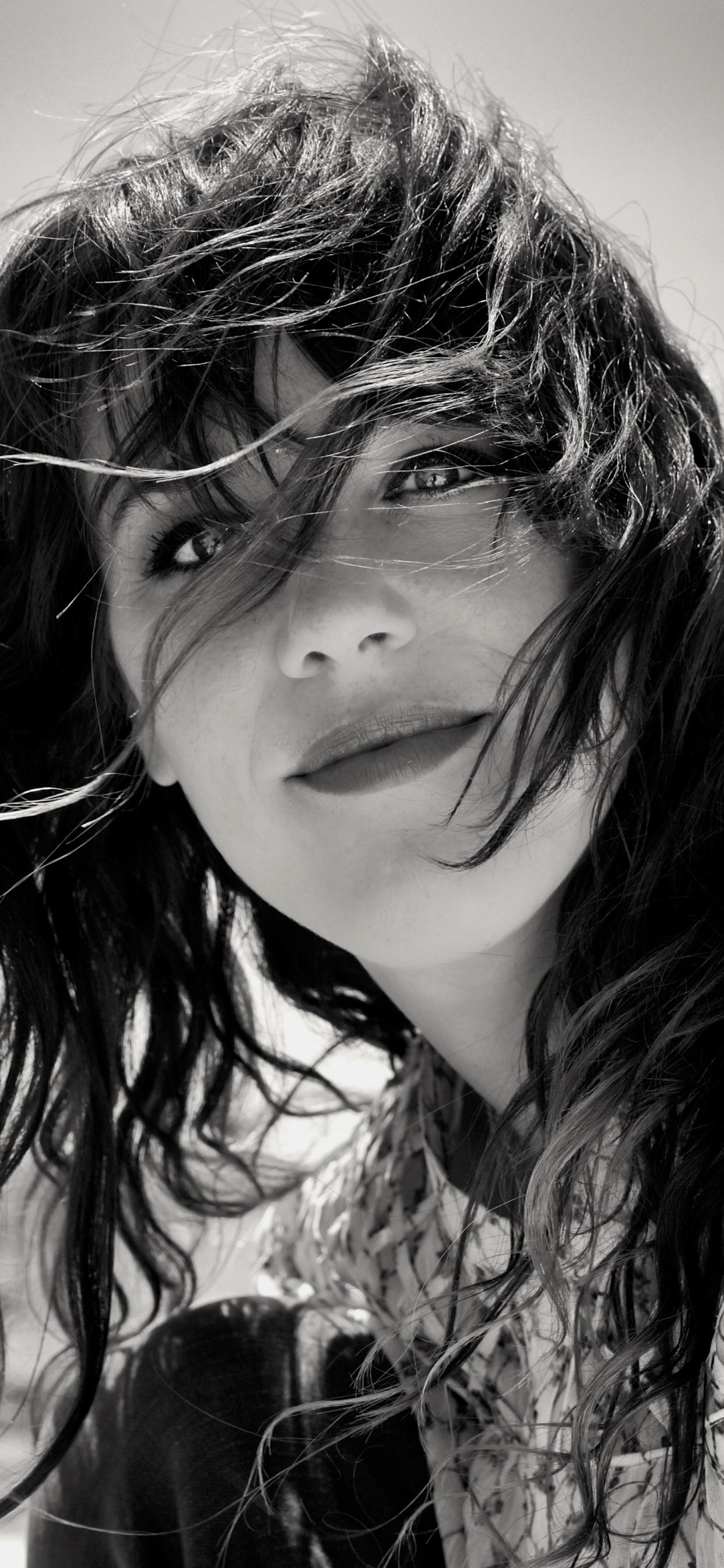 Обои черный и белый, волосы, черный, монохромный, красота в разрешении 1242x2688