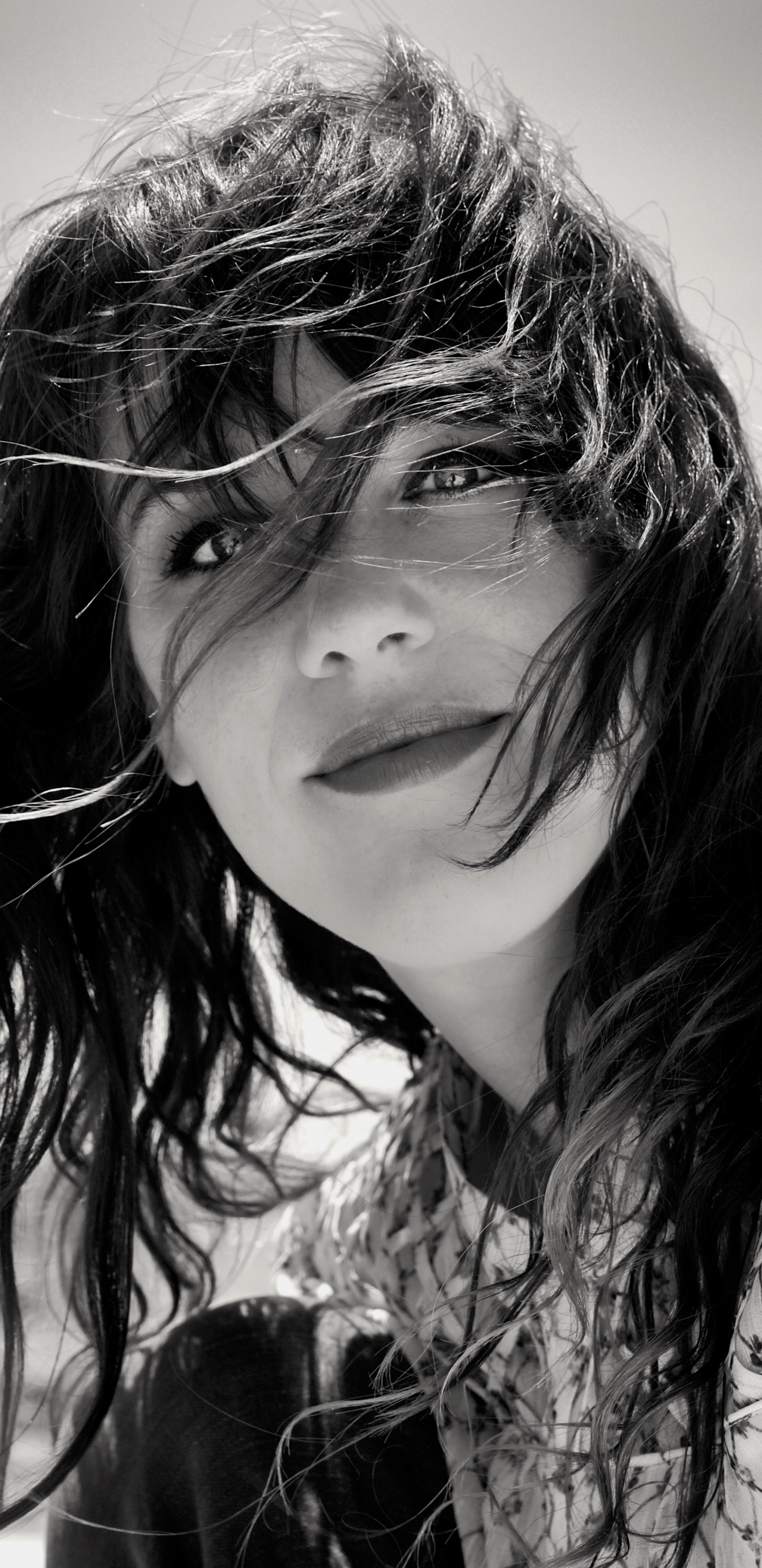 Обои черный и белый, волосы, черный, монохромный, красота в разрешении 1440x2960