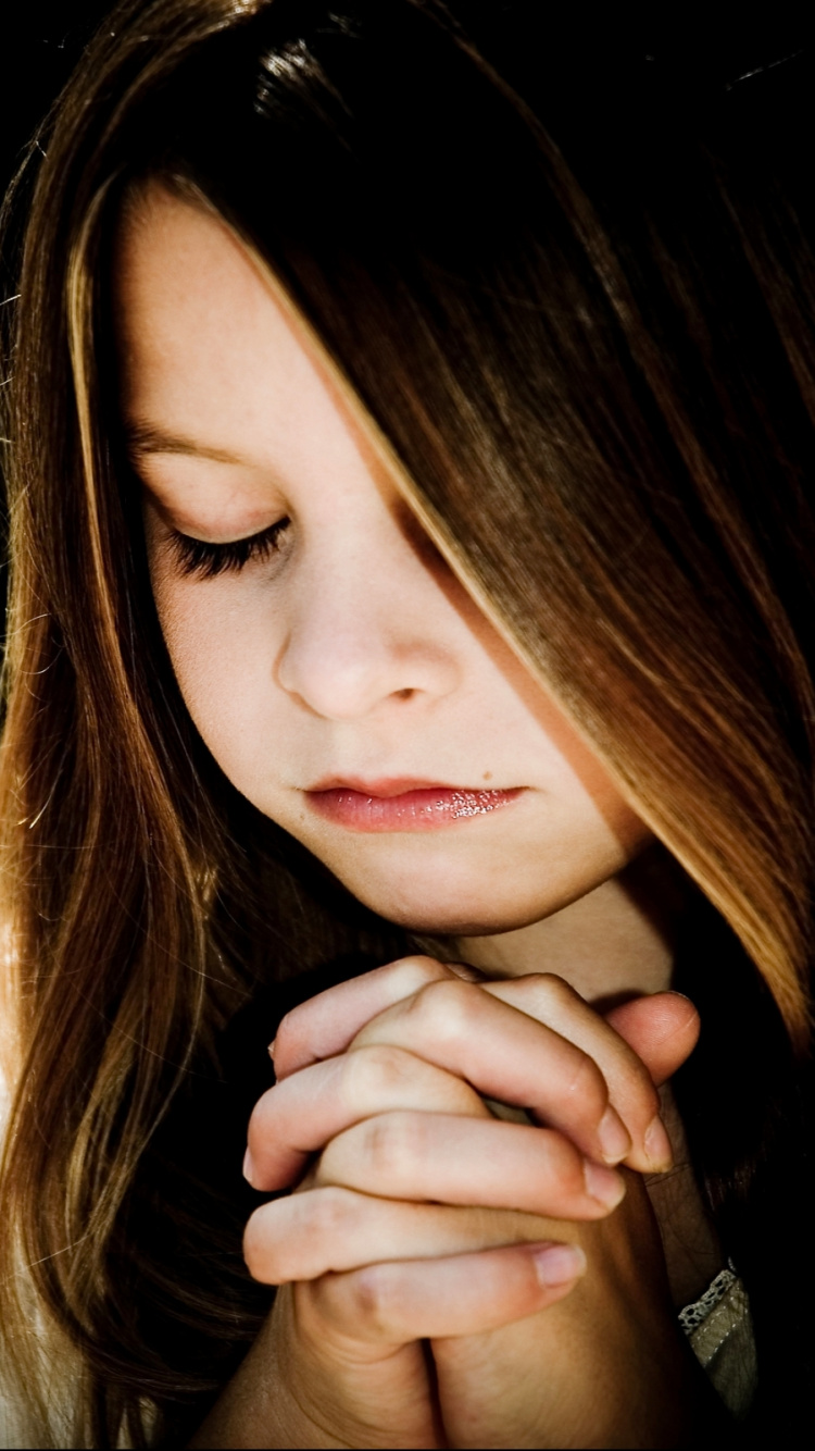 Обои Руки Молящегося, красота, темнота, религия, рука в разрешении 750x1334