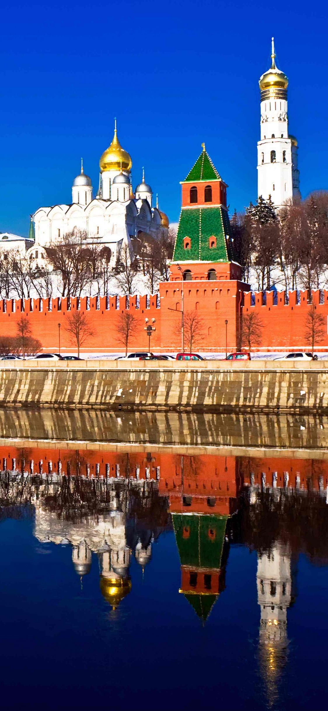 Обои Красная площадь, отражение, ориентир, водный путь, город в разрешении 1125x2436