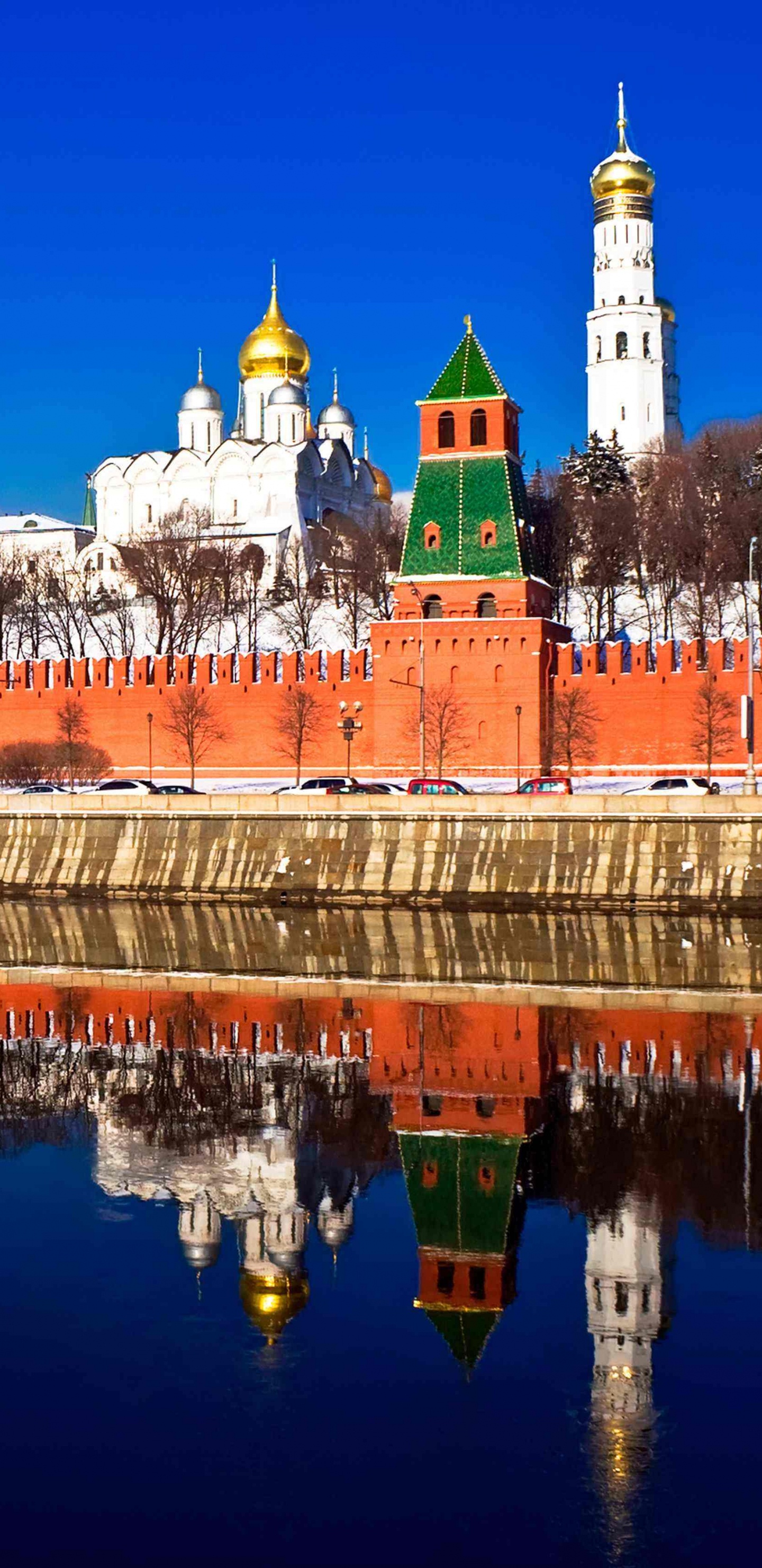 Обои Красная площадь, отражение, ориентир, водный путь, город в разрешении 1440x2960