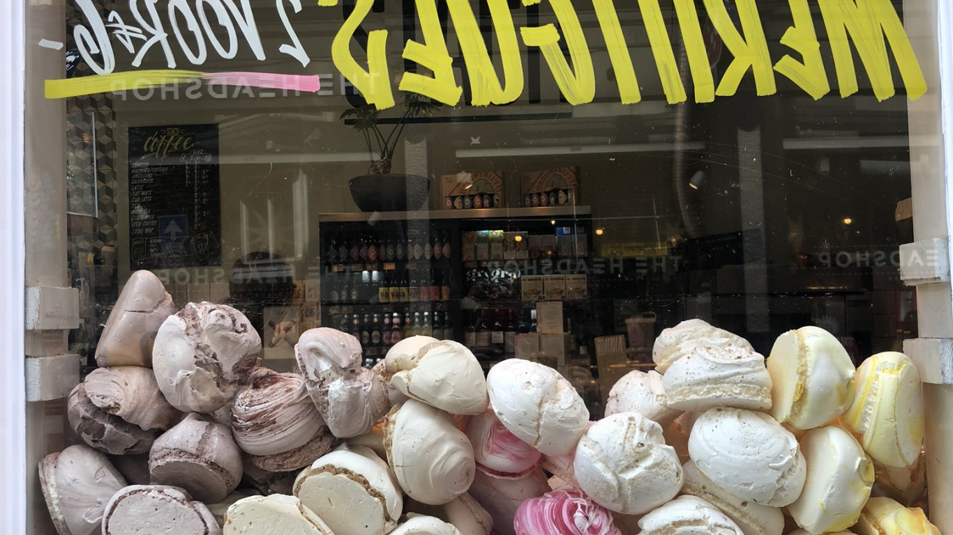 Обои пекарня, человек, древесина, сладость, транспорт в разрешении 1366x768