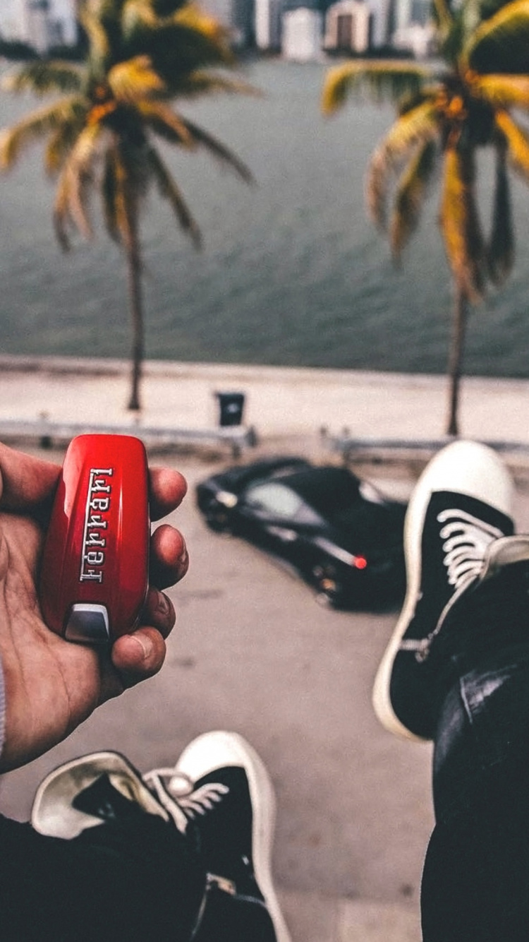 Обои легковые автомобили, обувь, башмак, дерево, желтый в разрешении 750x1334