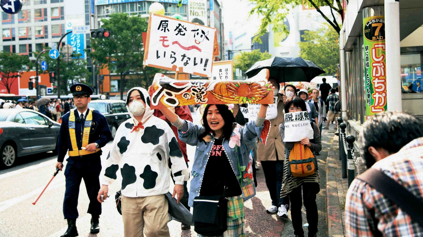 Обои пешеход, улица, событие, толпа, город в разрешении 1366x768