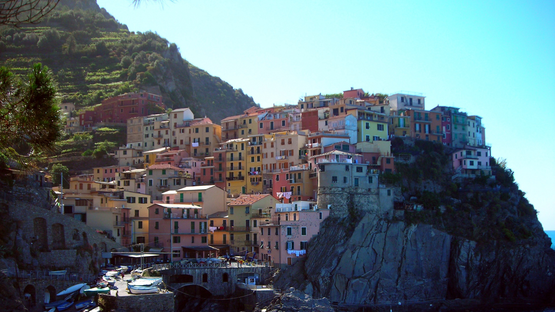 Обои море, обрыв, побережье, городок, туризм в разрешении 1920x1080