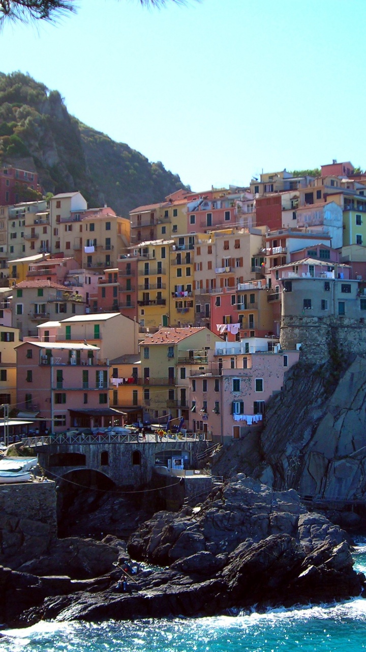 Обои море, обрыв, побережье, городок, туризм в разрешении 720x1280