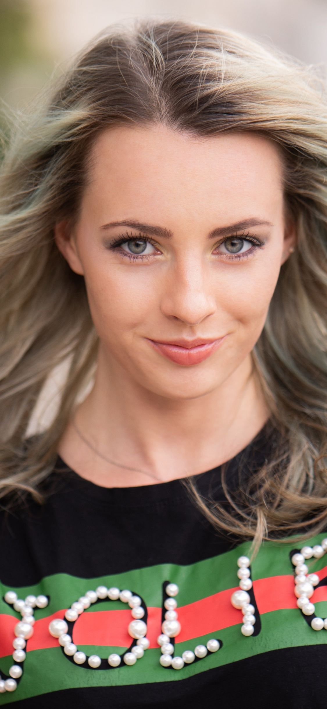 Обои красота, лицо, губа, подбородок, прическа в разрешении 1125x2436