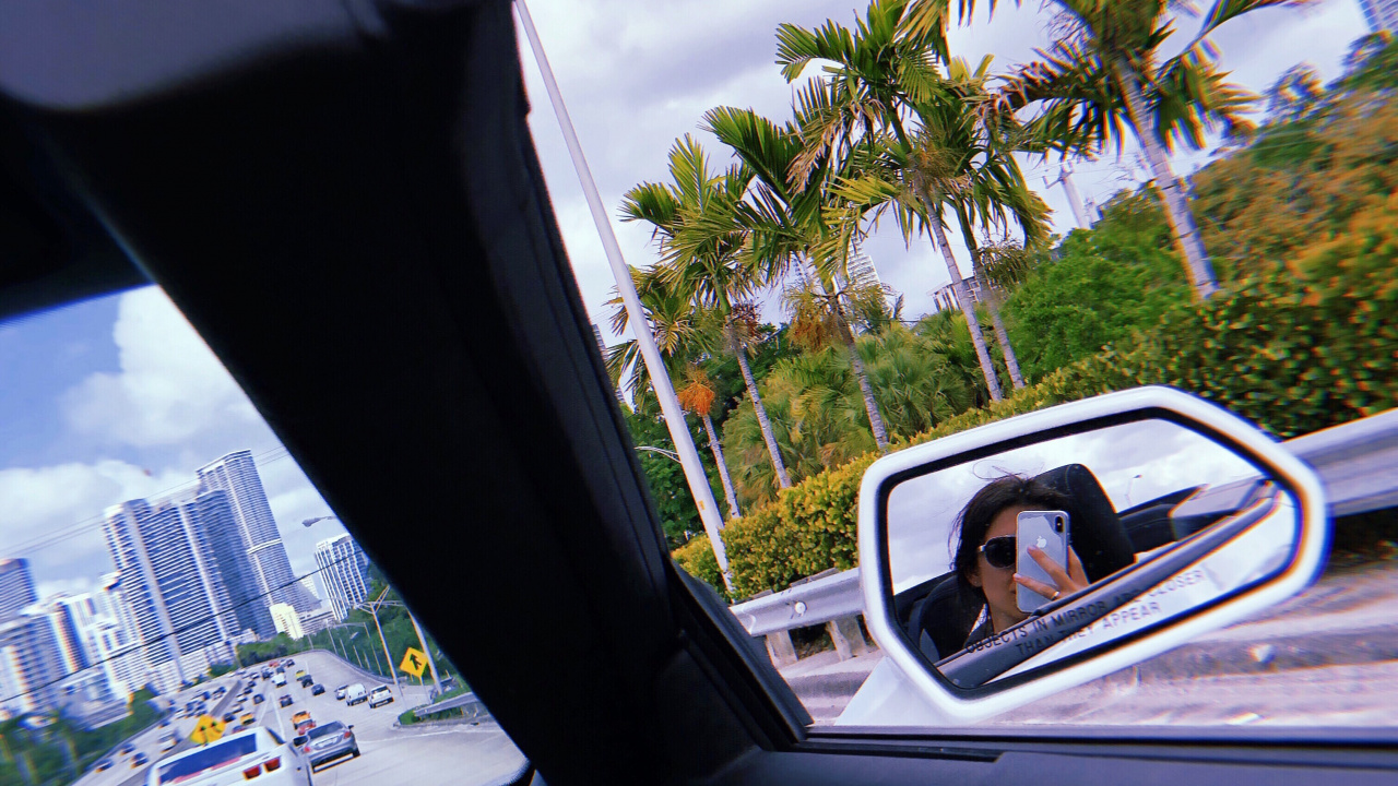 Обои компактный автомобиль, очки, дорога, автомобильное зеркало, рулевой часть в разрешении 1280x720