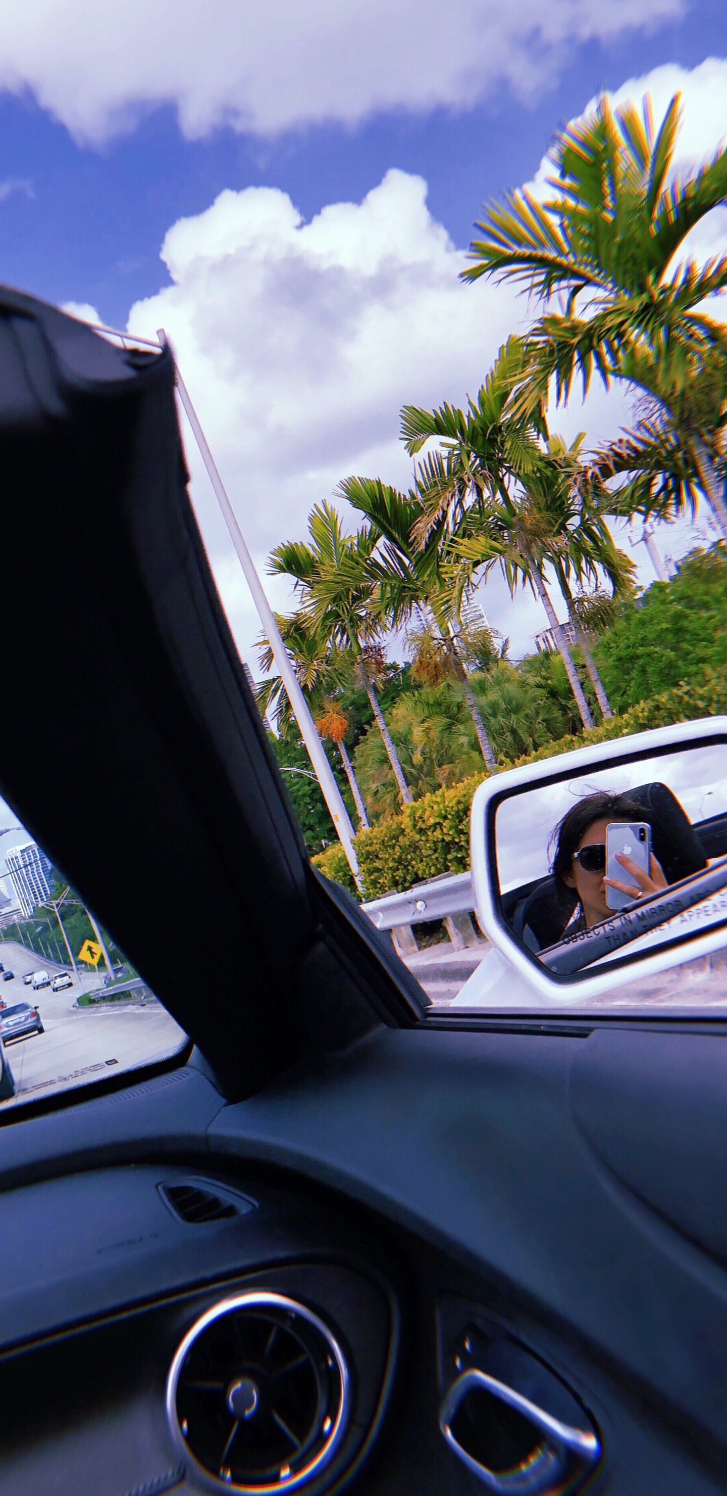 Обои компактный автомобиль, очки, дорога, автомобильное зеркало, рулевой часть в разрешении 1440x2960