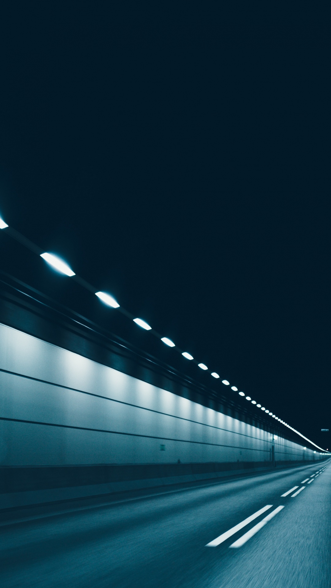 Обои зеленый, дорога, свет, инфраструктура, дневное освещение в разрешении 1080x1920