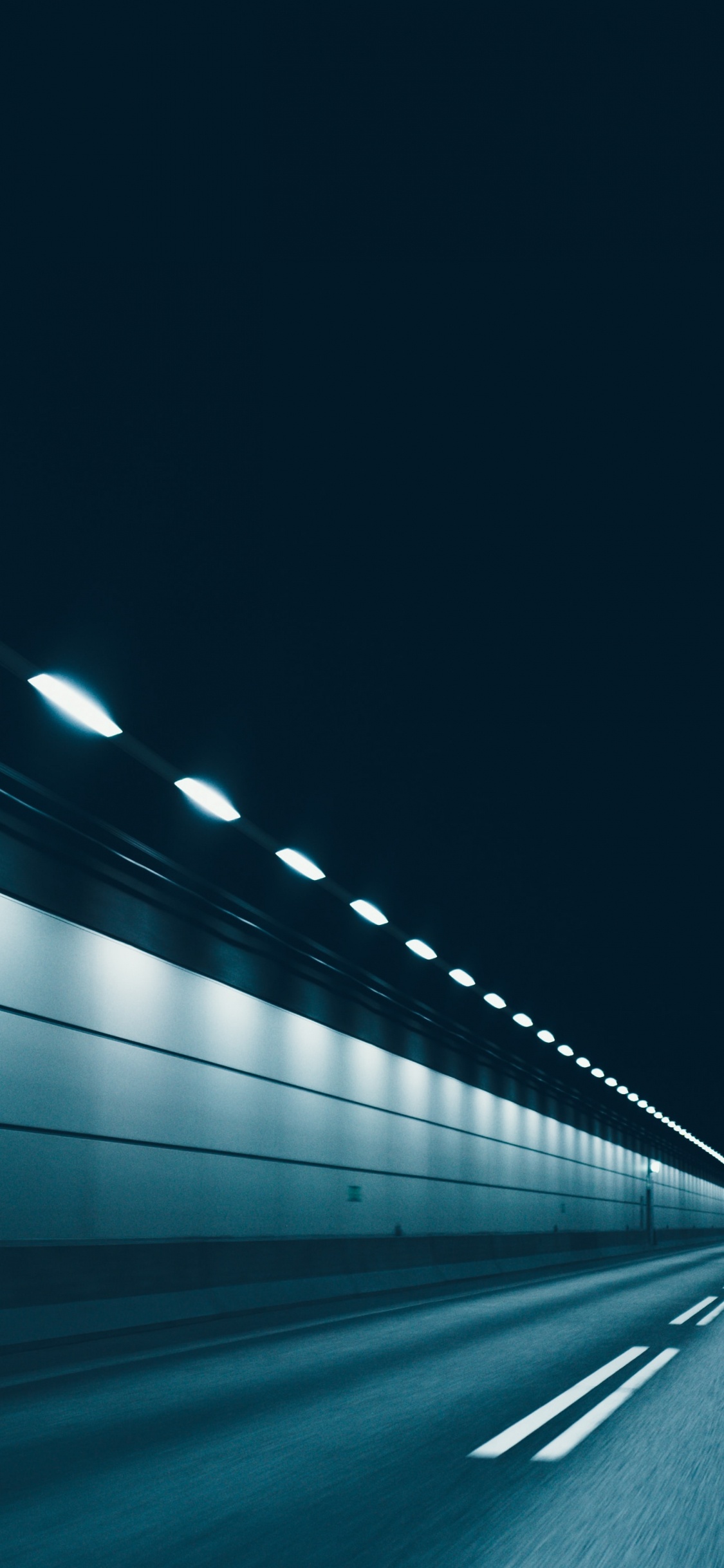 Обои зеленый, дорога, свет, инфраструктура, дневное освещение в разрешении 1125x2436