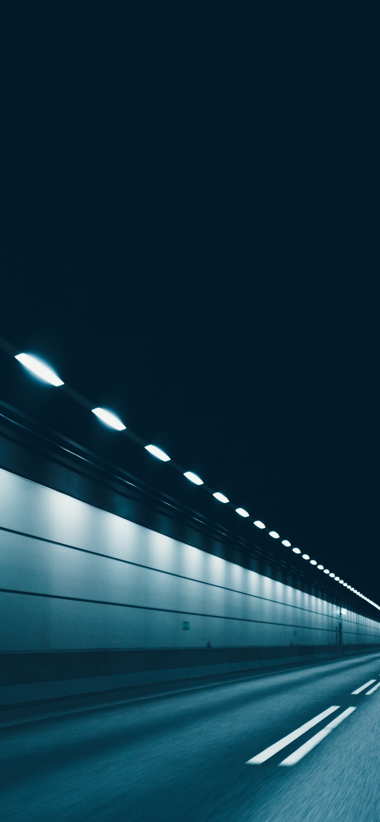 Обои зеленый, дорога, свет, инфраструктура, дневное освещение в разрешении 1242x2688