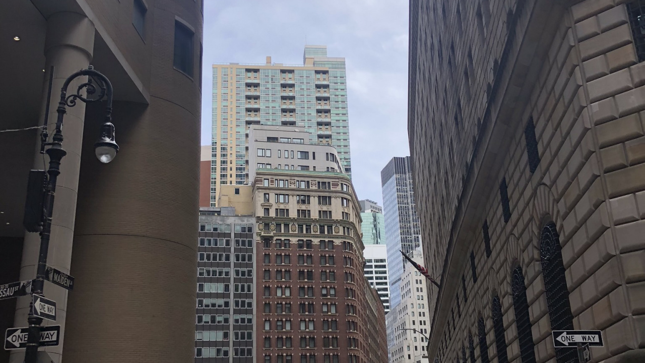 Обои окно, дорога, башня, соседство, инфраструктура в разрешении 1280x720