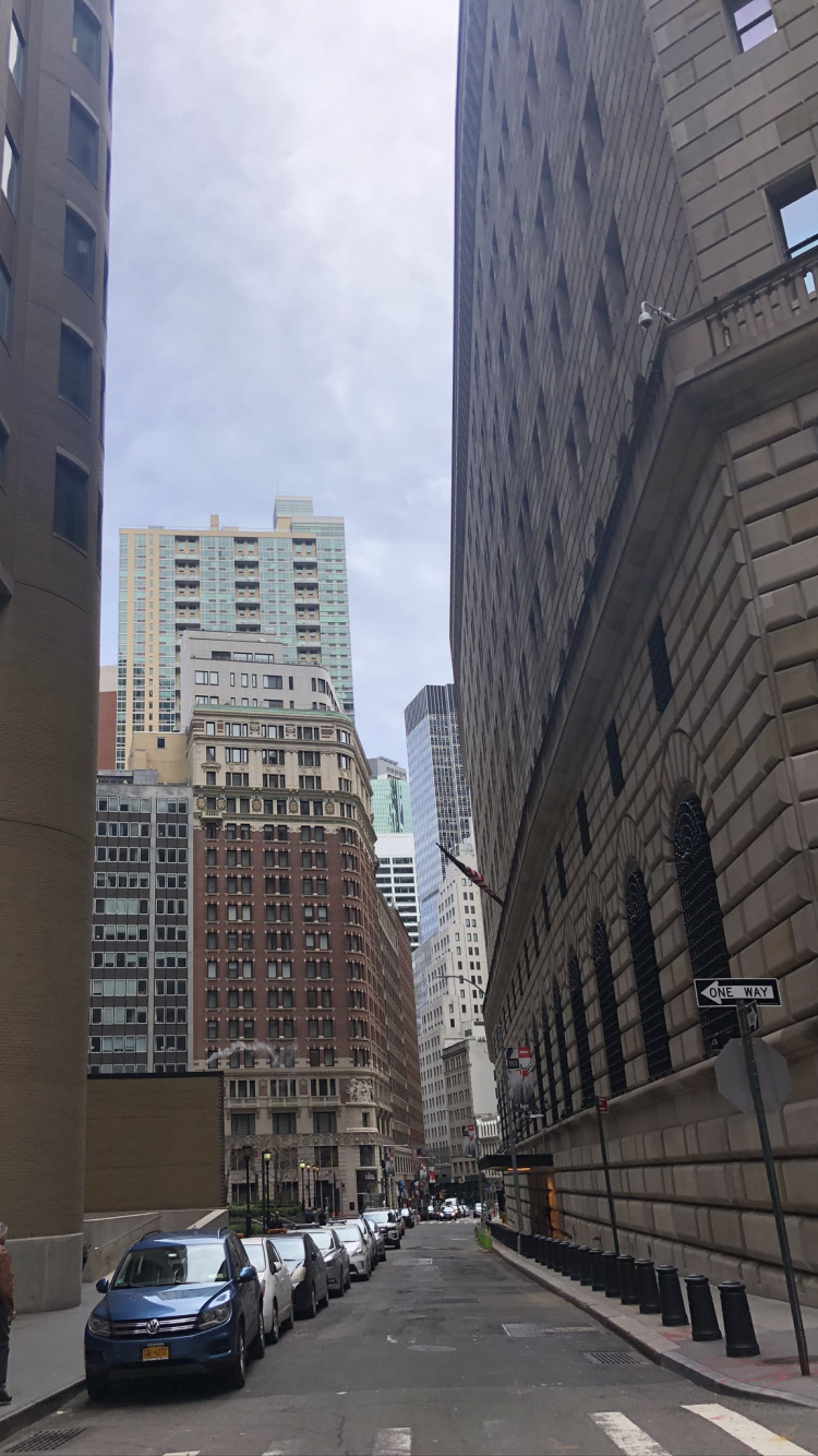 Обои окно, дорога, башня, соседство, инфраструктура в разрешении 750x1334