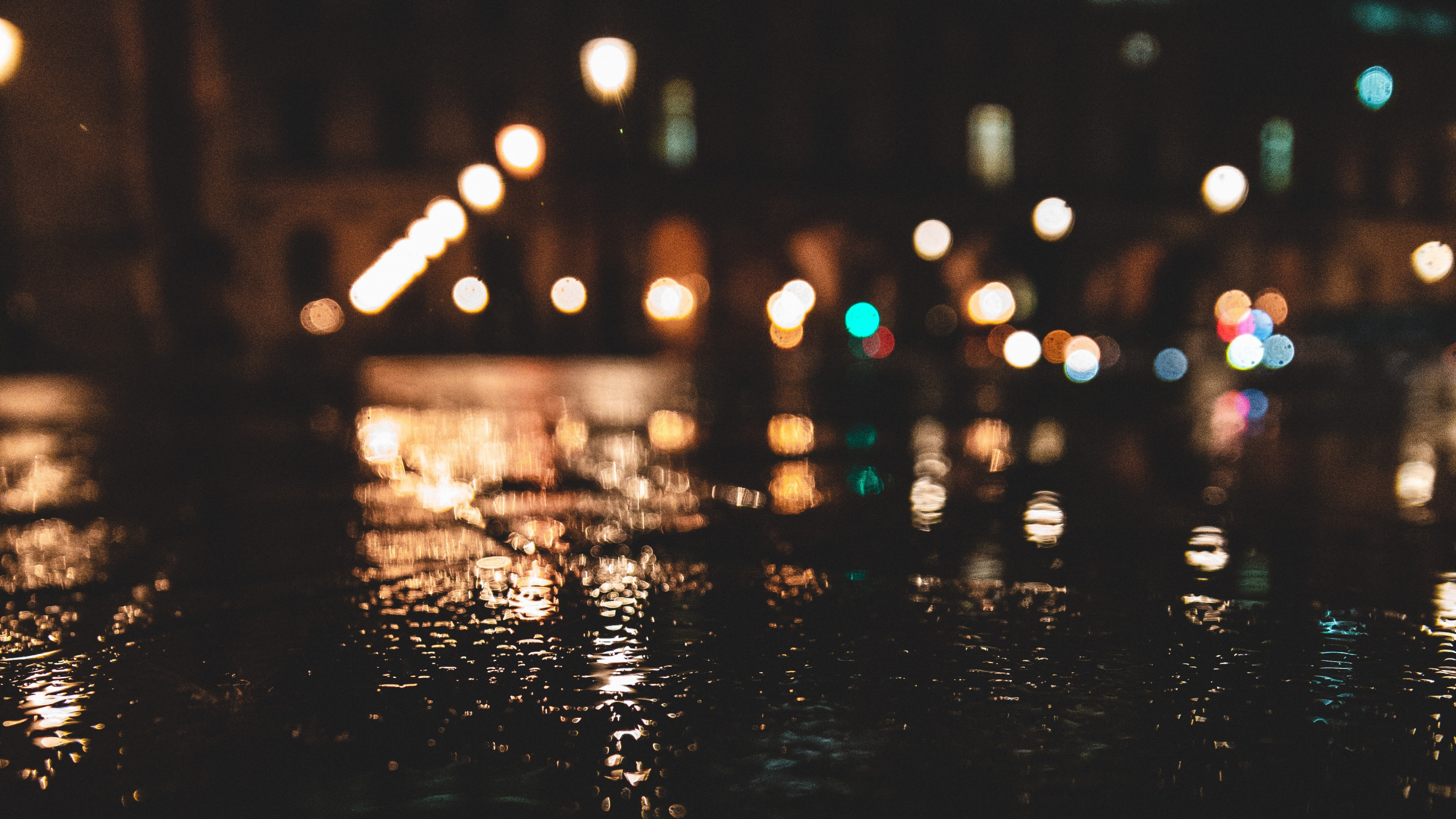 Обои вода, ночь, отражение, свет, освещение в разрешении 2560x1440