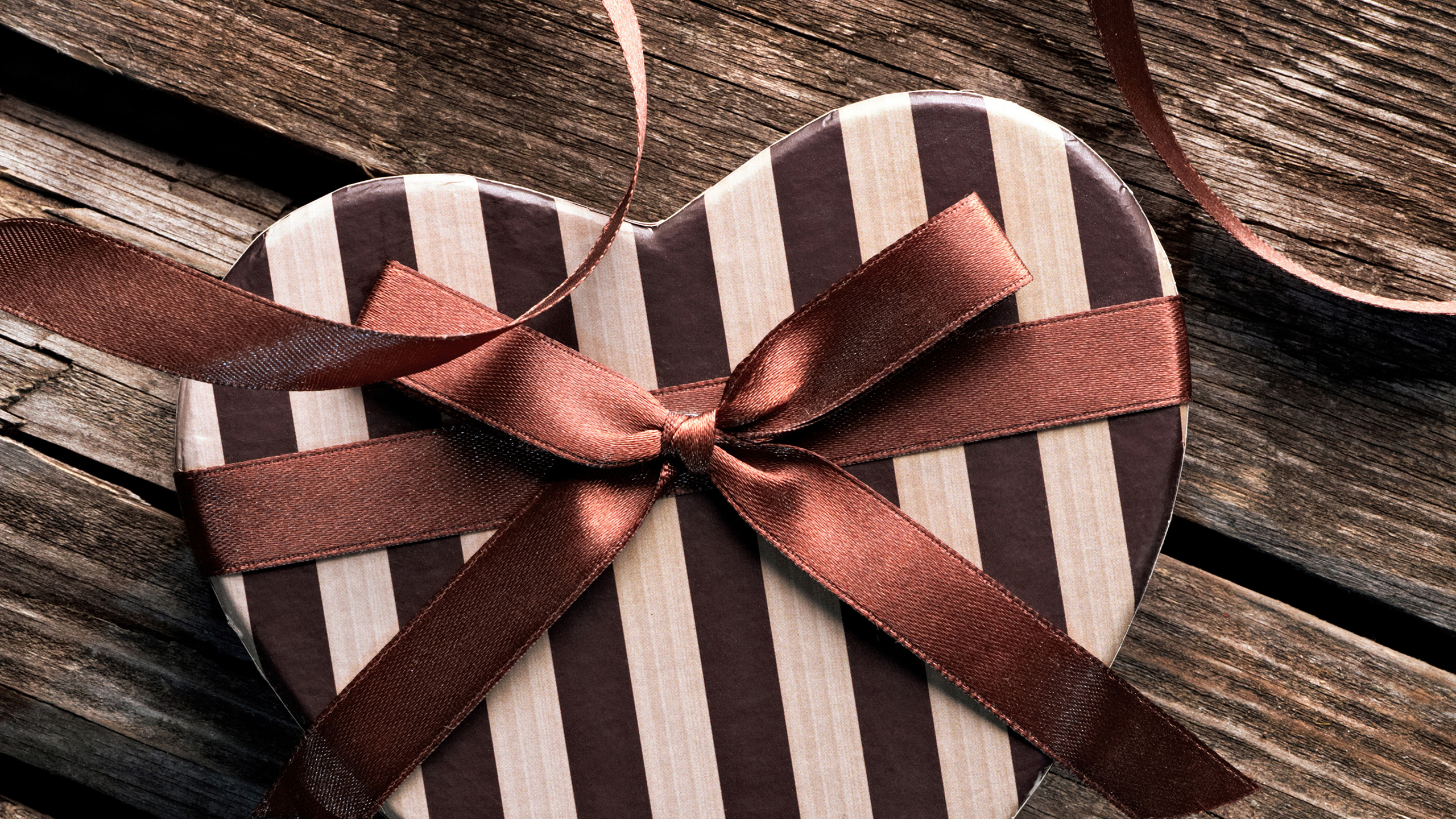 Обои подарок, подарочная упаковка, День Святого Валентина, лента, коричневый цвет в разрешении 2560x1440