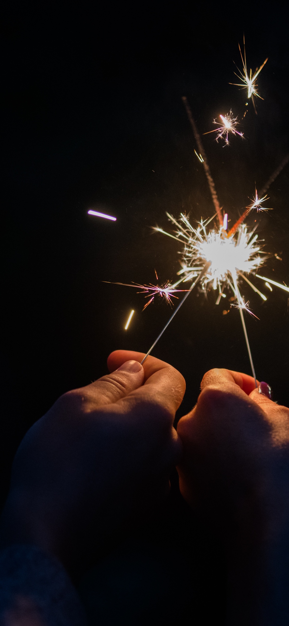 Обои бенгальский огонь, огонь, салют, темнота, день нового года в разрешении 1125x2436