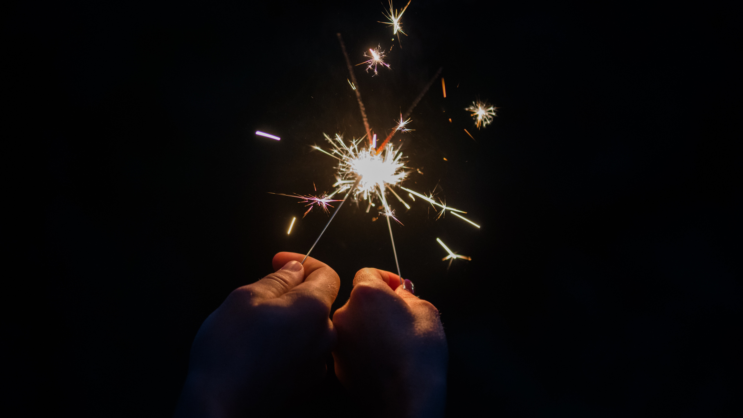 Обои бенгальский огонь, огонь, салют, темнота, день нового года в разрешении 2560x1440