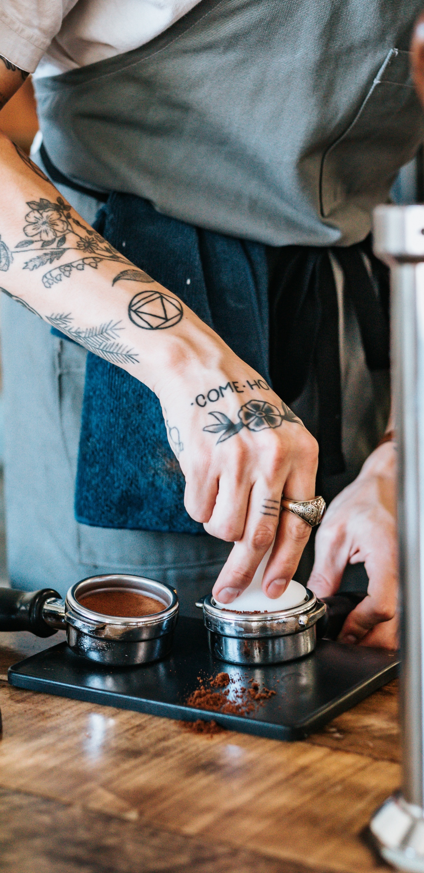 Обои тату, татуировщик, рука, бариста, чай в разрешении 1440x2960