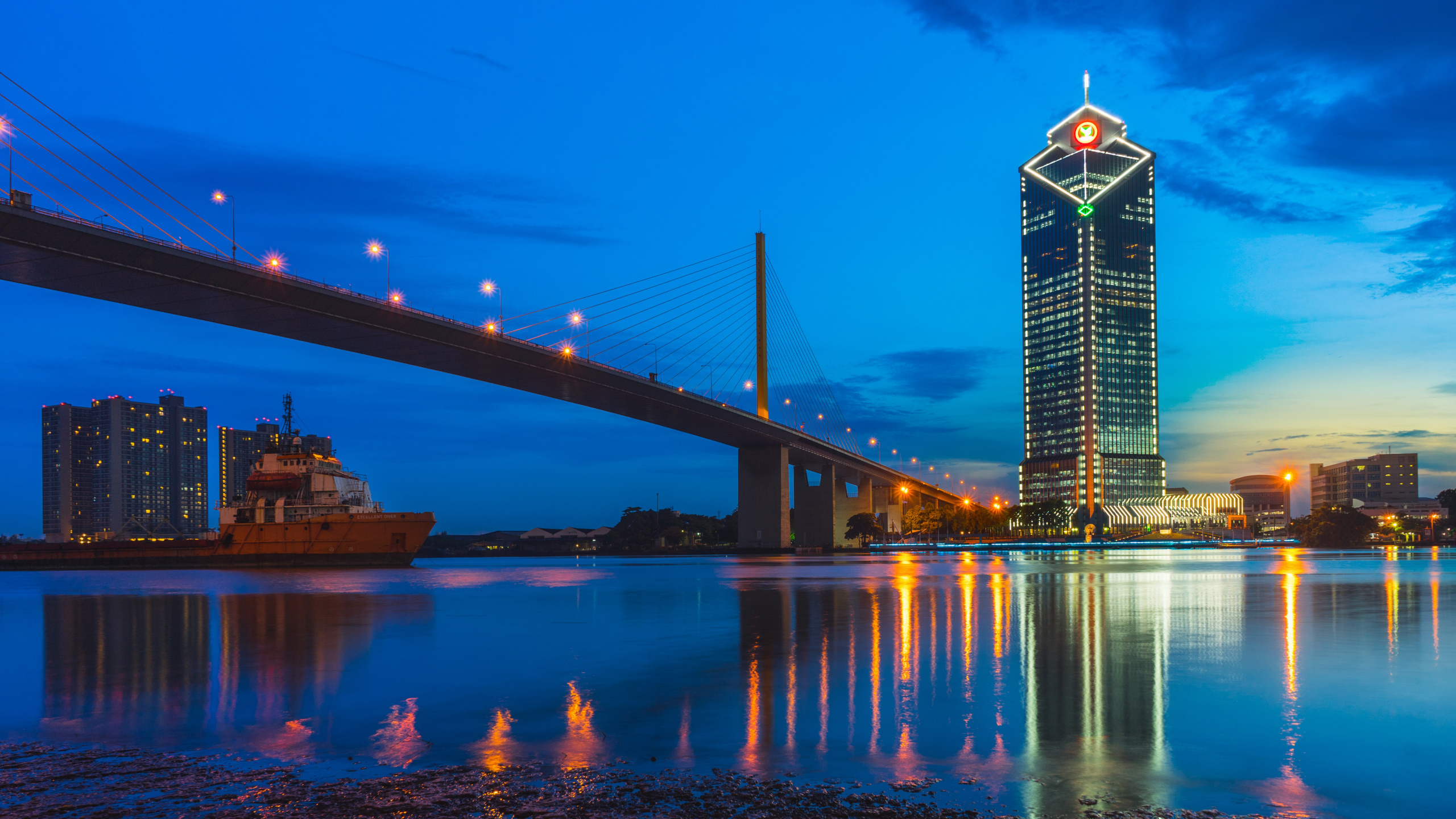 Обои Бруклинский мост, отражение, ориентир, город, городской пейзаж в разрешении 2560x1440