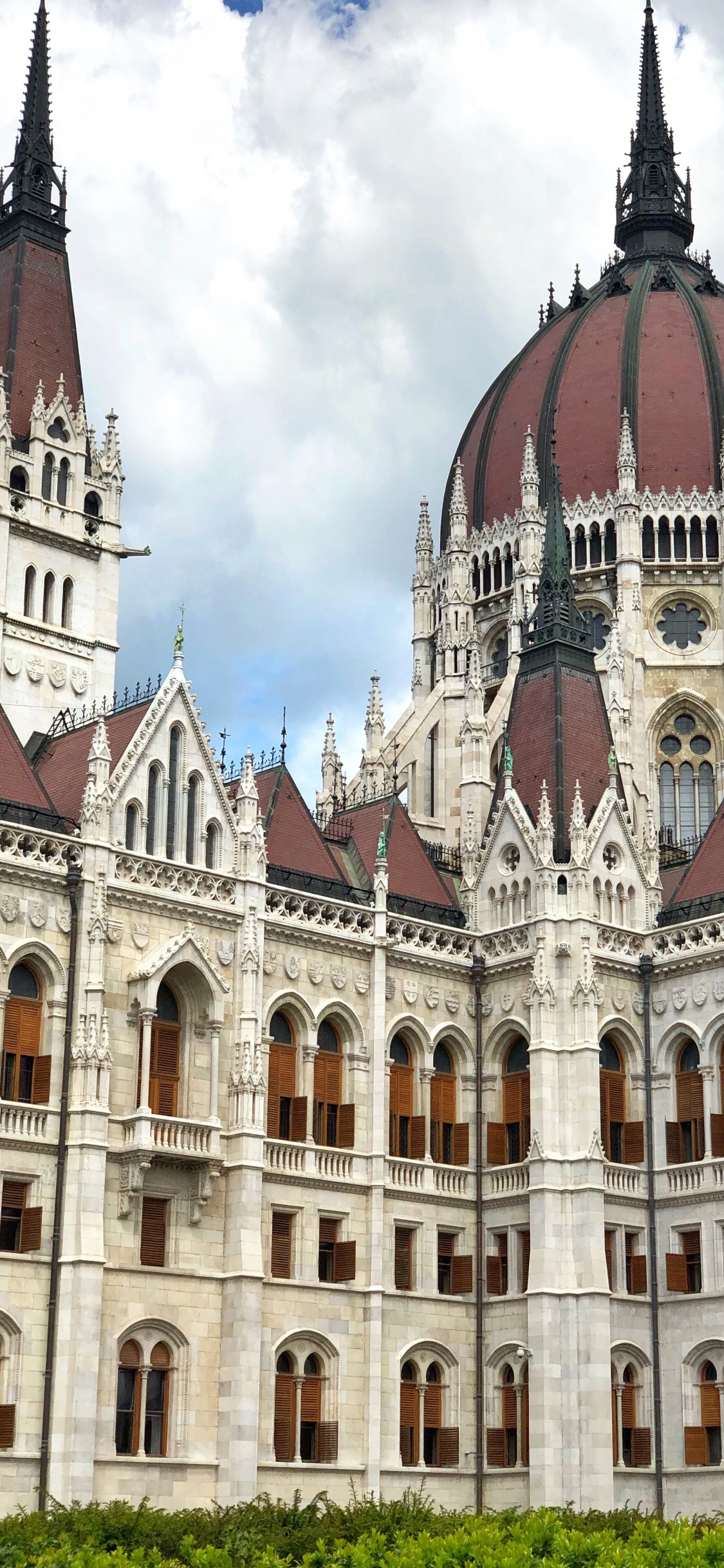 Обои Будапешт, Здание Венгерского Парламента, природа, горный рельеф, архитектура в разрешении 1125x2436