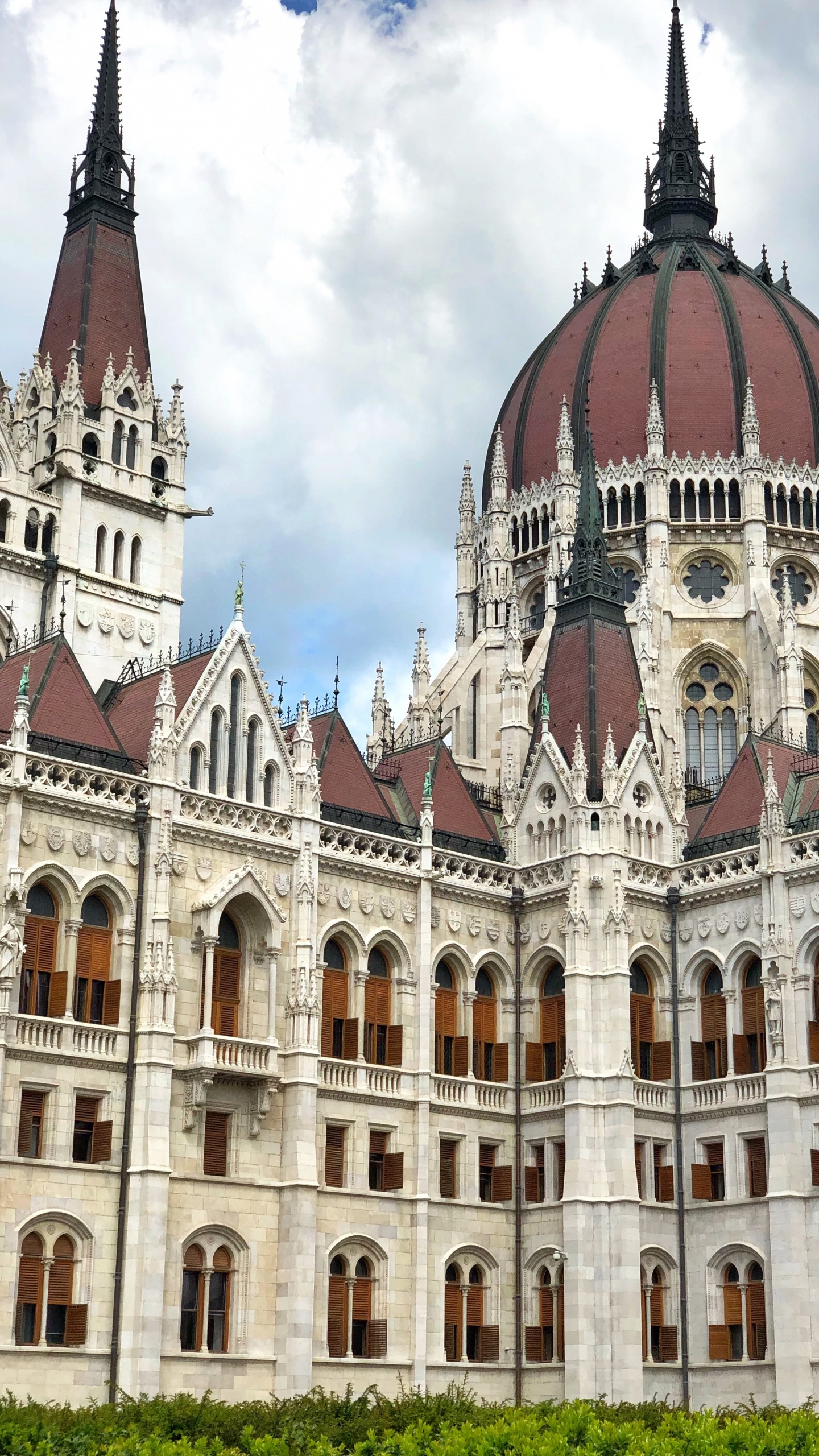 Обои Будапешт, Здание Венгерского Парламента, природа, горный рельеф, архитектура в разрешении 1440x2560