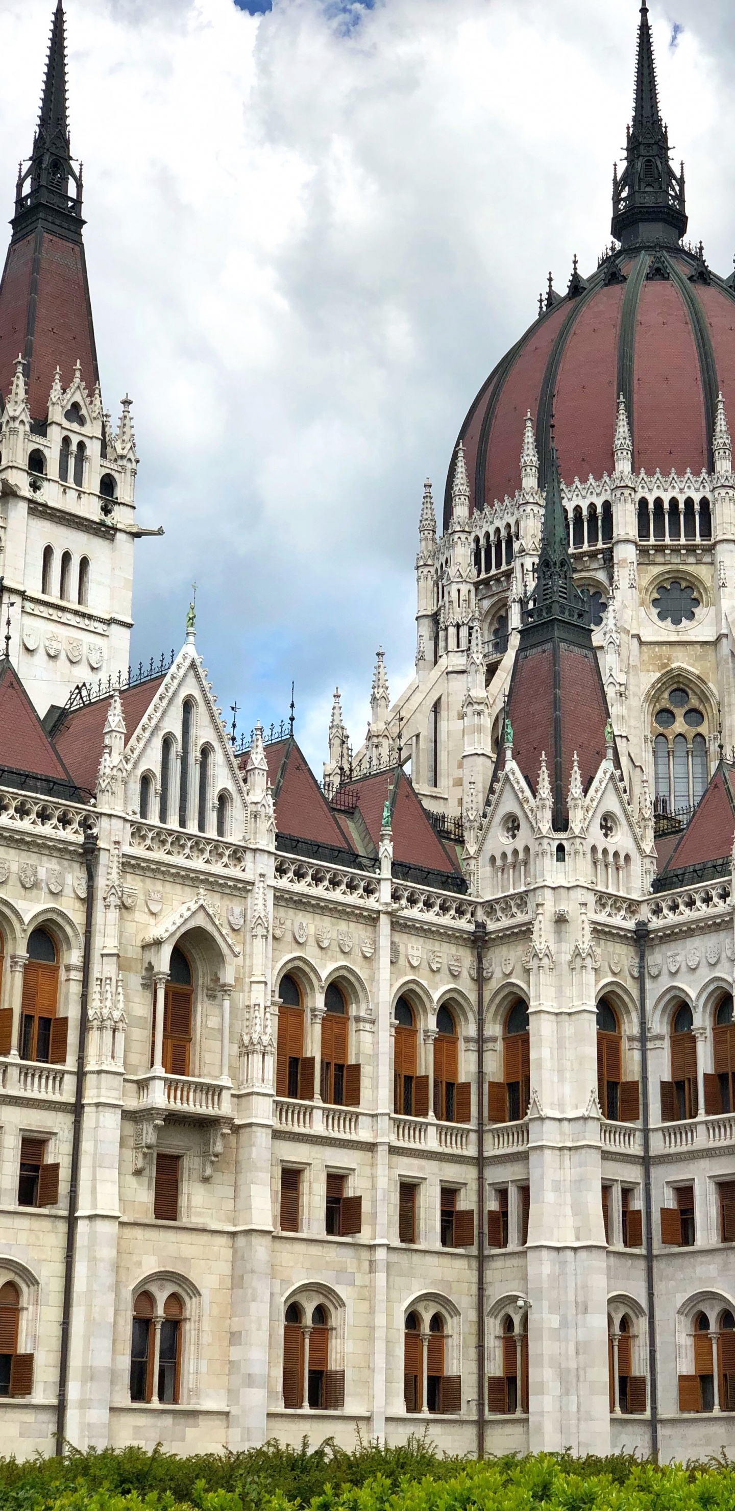 Обои Будапешт, Здание Венгерского Парламента, природа, горный рельеф, архитектура в разрешении 1440x2960