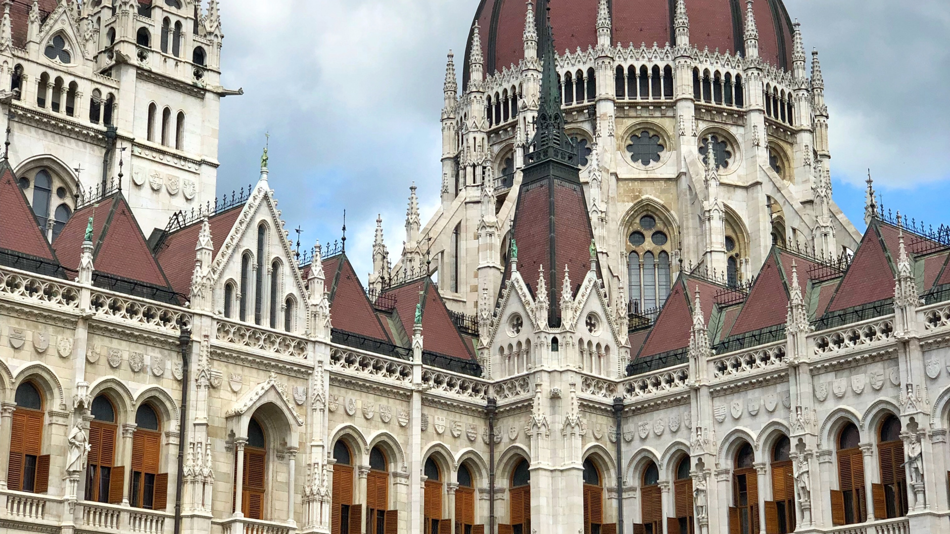 Обои Будапешт, Здание Венгерского Парламента, природа, горный рельеф, архитектура в разрешении 1920x1080