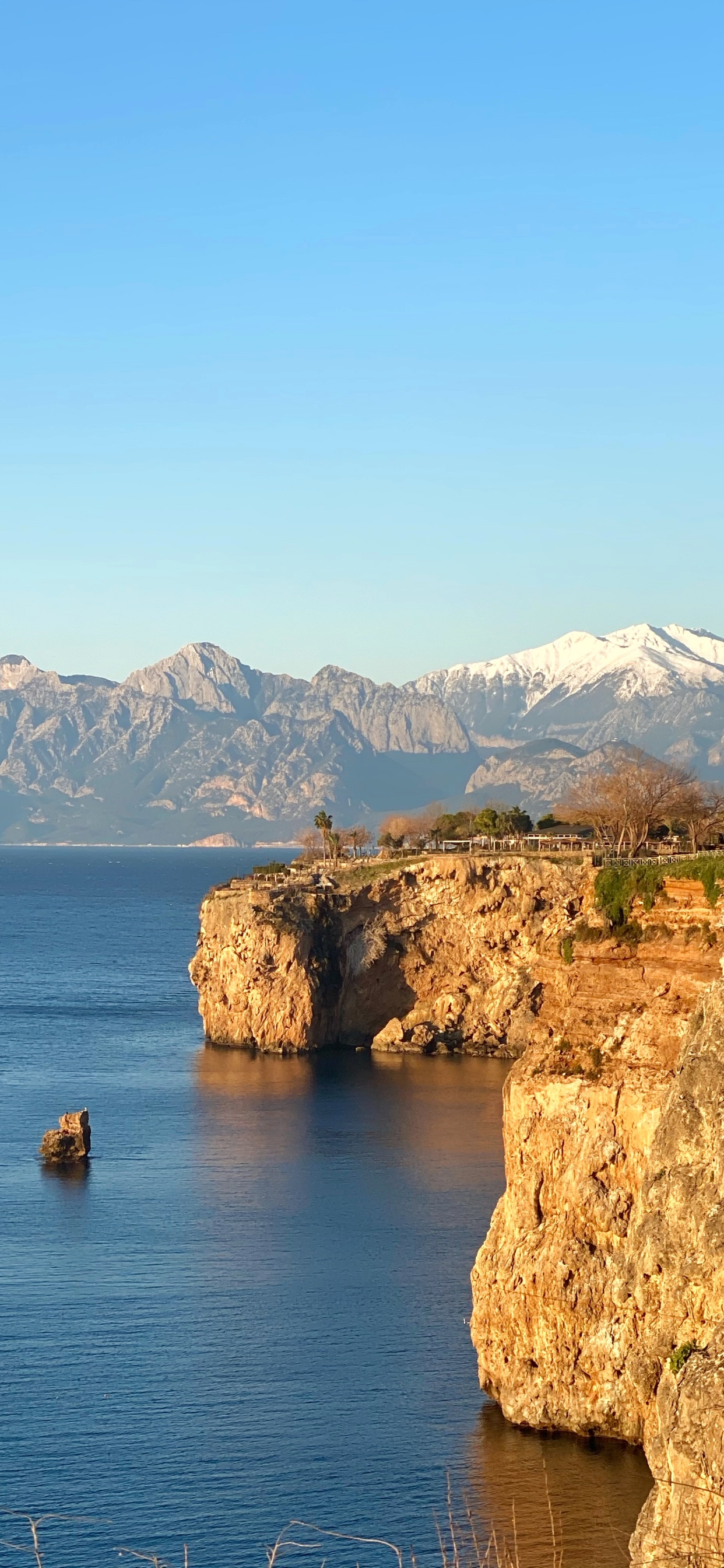 Обои побережье, вода, гора, гидроресурсы, природа в разрешении 1242x2688