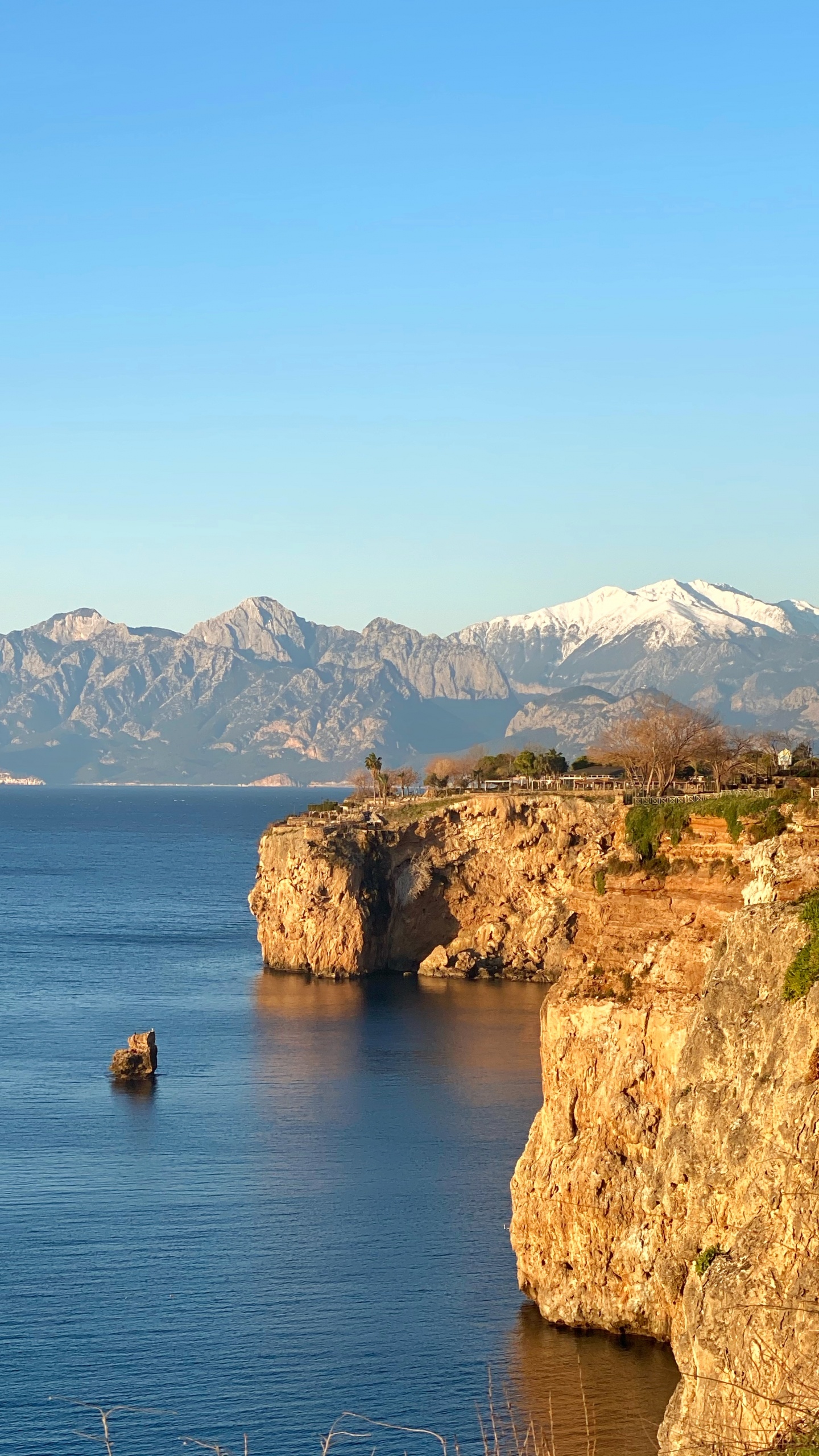 Обои побережье, вода, гора, гидроресурсы, природа в разрешении 1440x2560