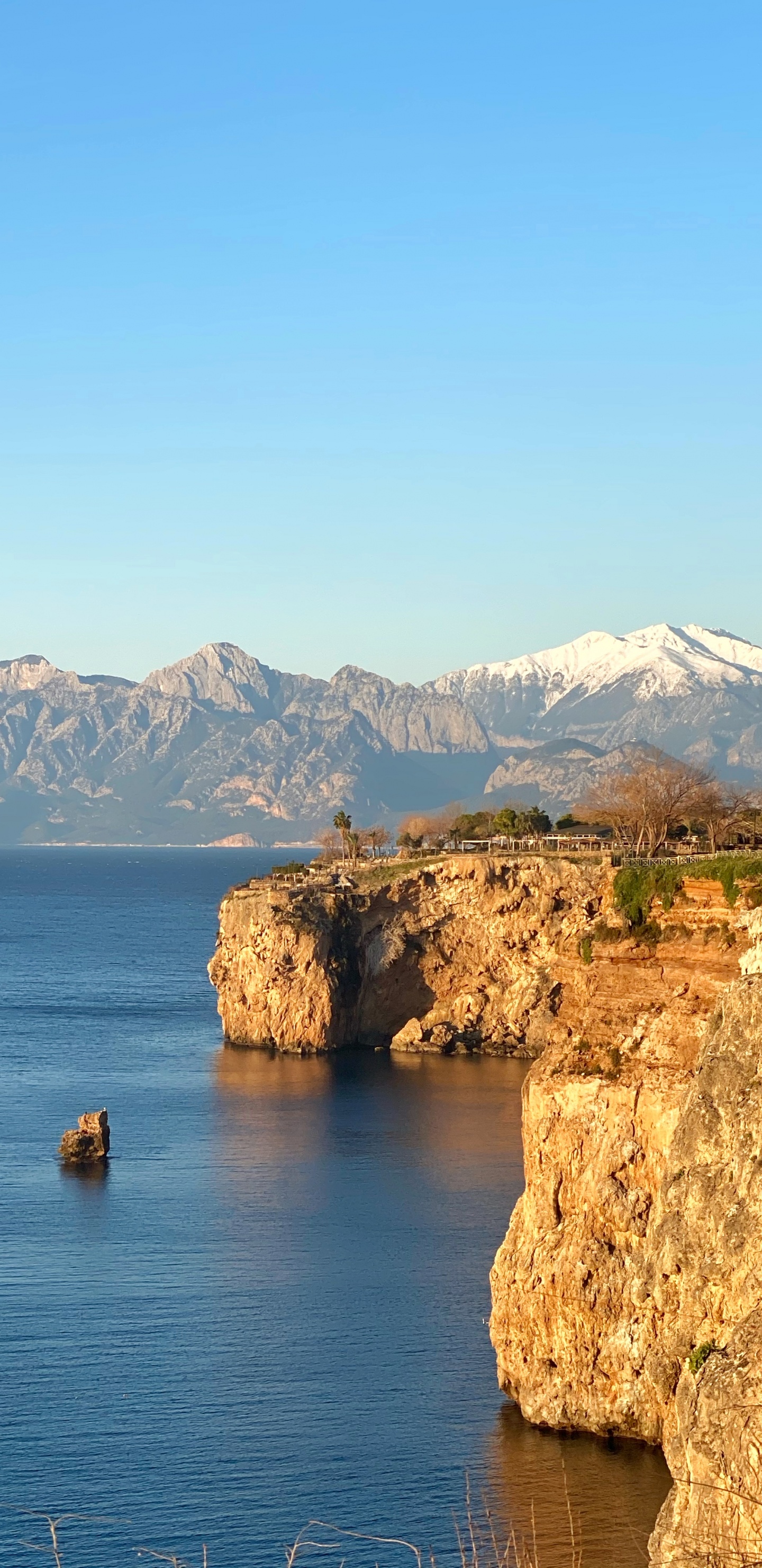 Обои побережье, вода, гора, гидроресурсы, природа в разрешении 1440x2960